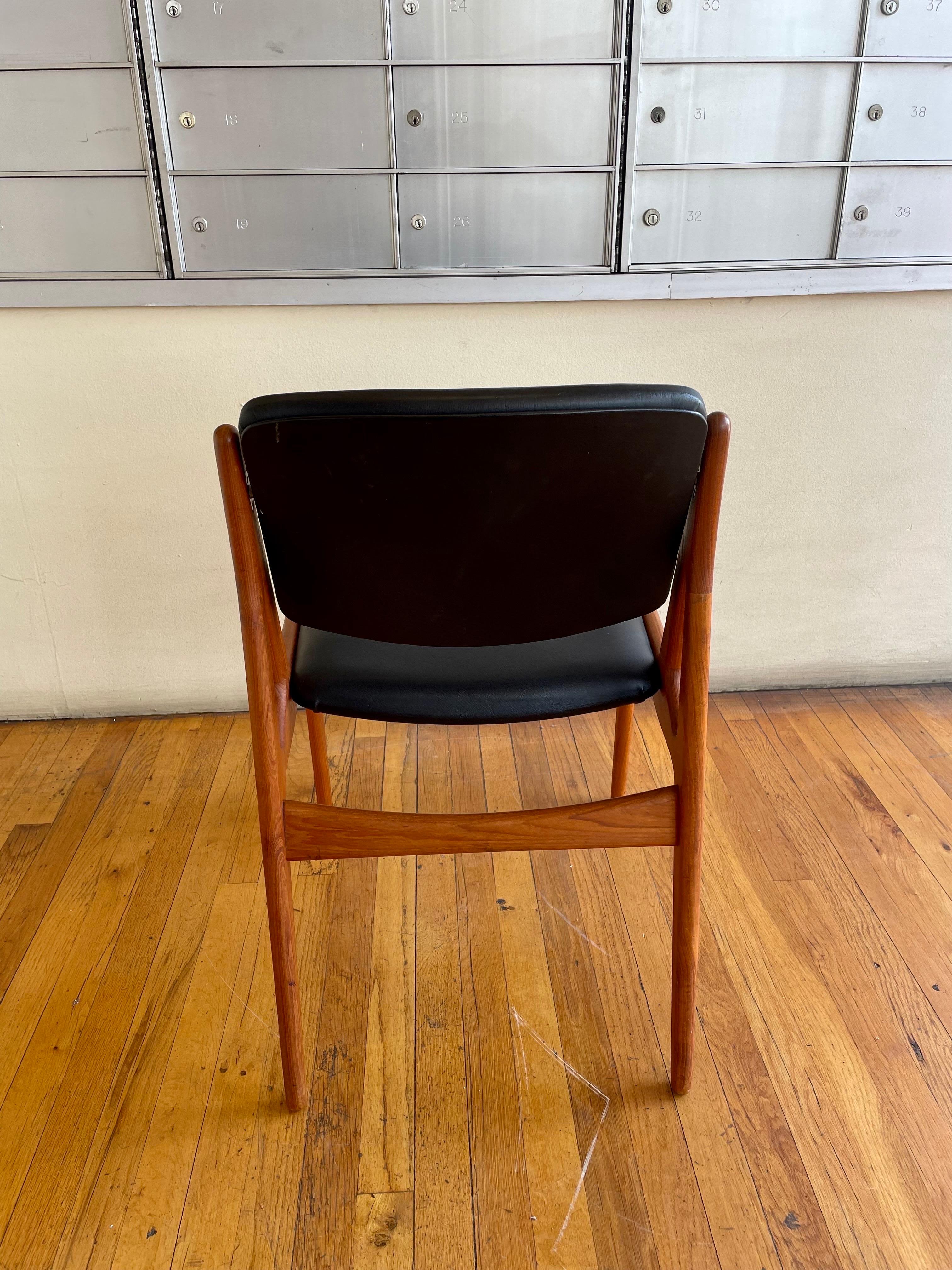 Naugahyde Set of 6 Danish Modern Tilt Back Chairs by Arne Vodder for Vamo Teak 2 Armchairs