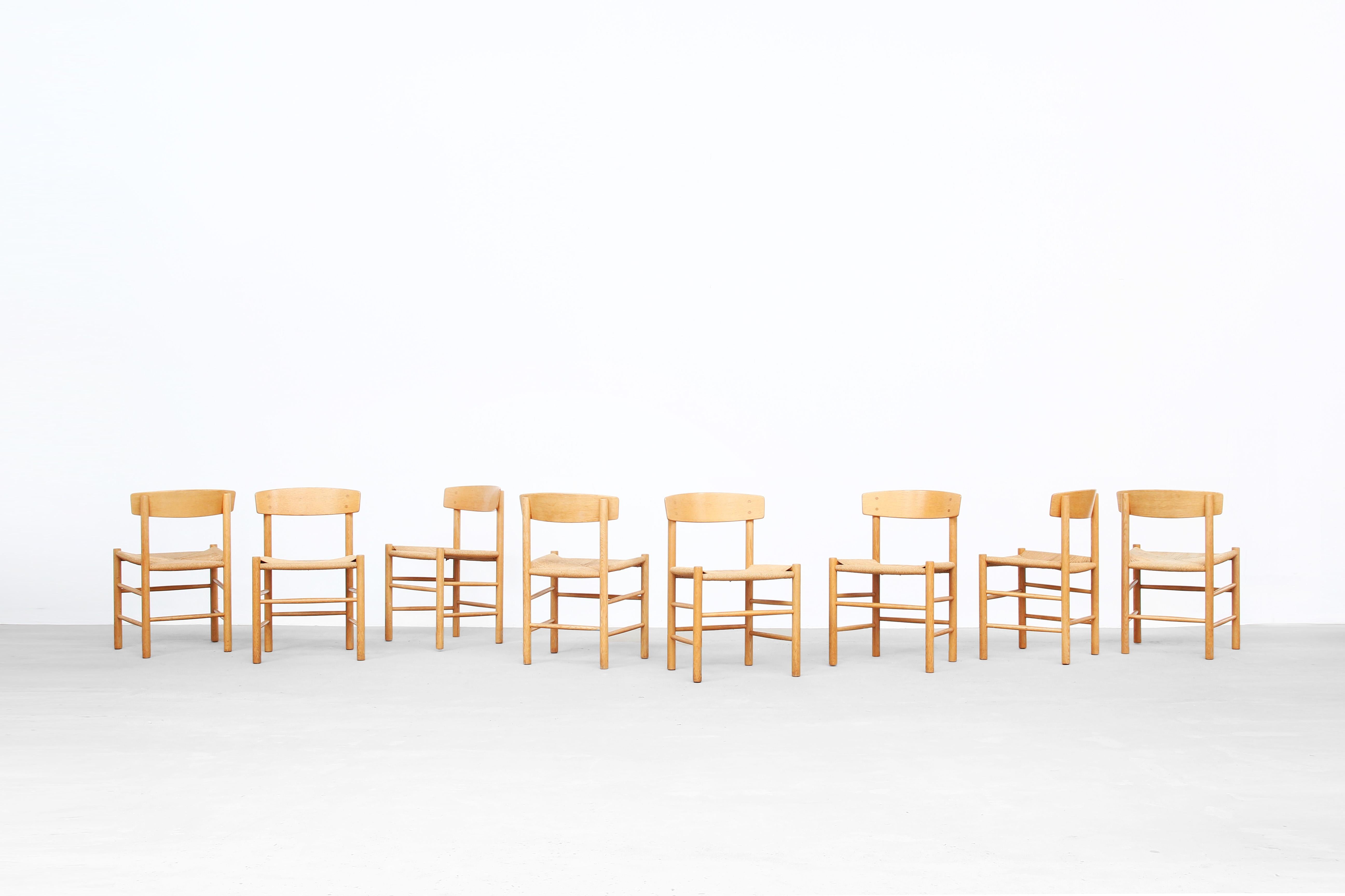 Precioso conjunto de seis (sólo seis de las ocho que se muestran) sillas de comedor diseñadas por Børge Mogensen para Fredericia. 
Las ocho sillas están en un magnífico estado original, con escasas huellas de uso. Fabricado con armazón de roble y