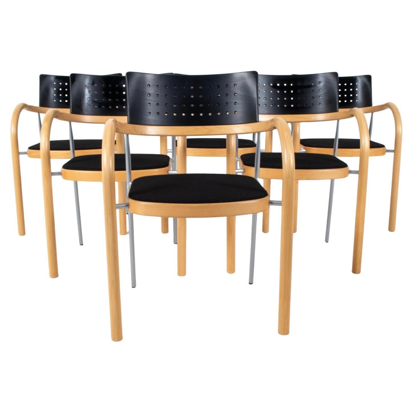 Set di 6 sedie da pranzo post-moderne danesi in Beeche armato di Magnus Olesen. Schienali in acrilico con perforazioni circolari allineate geometricamente. Seduta imbottita in tessuto nero Gambe e accenti dello schienale in acciaio. Label sotto il