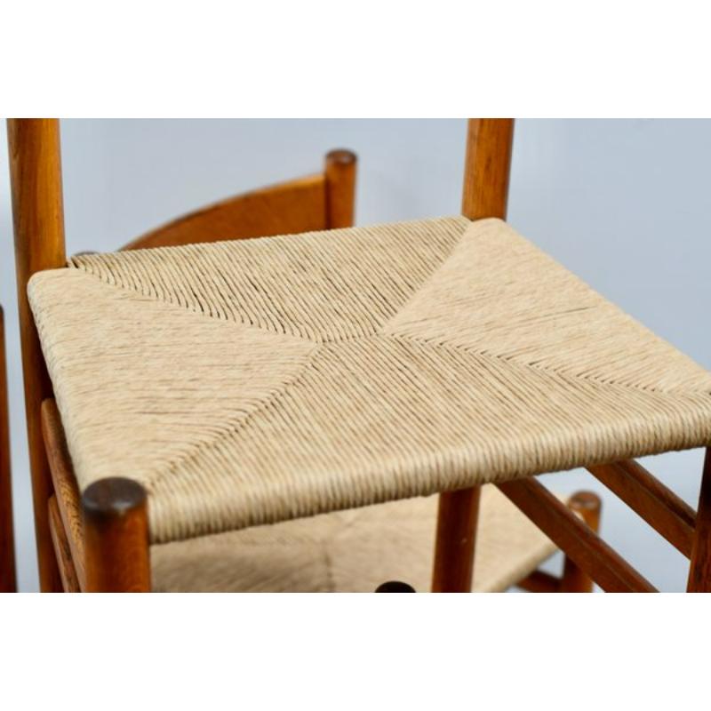 Set di 6 sedie e poltrone danesi, anni '60
 
 Design vintage
 Set di quattro sedie e due poltrone di design danese 1960'. La pacciamatura viene completamente rifatta nei nostri laboratori da professionisti che utilizzano corda di paglia di prima