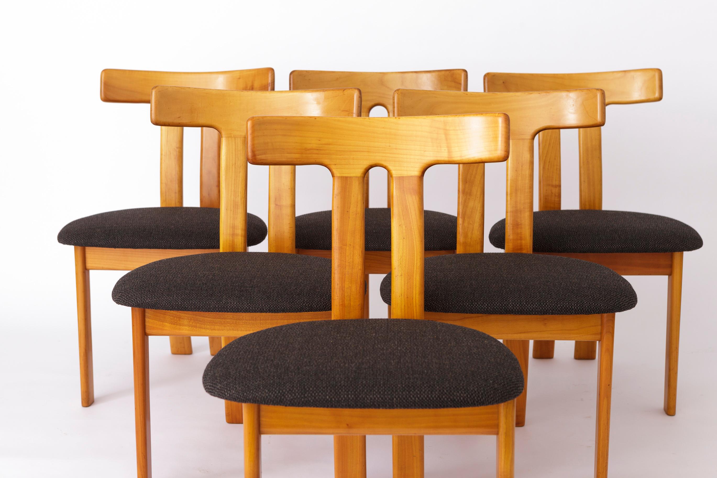Satz von 6 dänischen T-förmigen Stühlen im Vintage-Stil - 1960er Jahre

Bringen Sie zeitlosen skandinavischen Stil in Ihr Zuhause mit diesem schönen Set aus sechs Vintage-Esszimmerstühlen aus den 1960er Jahren. Die aus massiver Eiche gefertigten