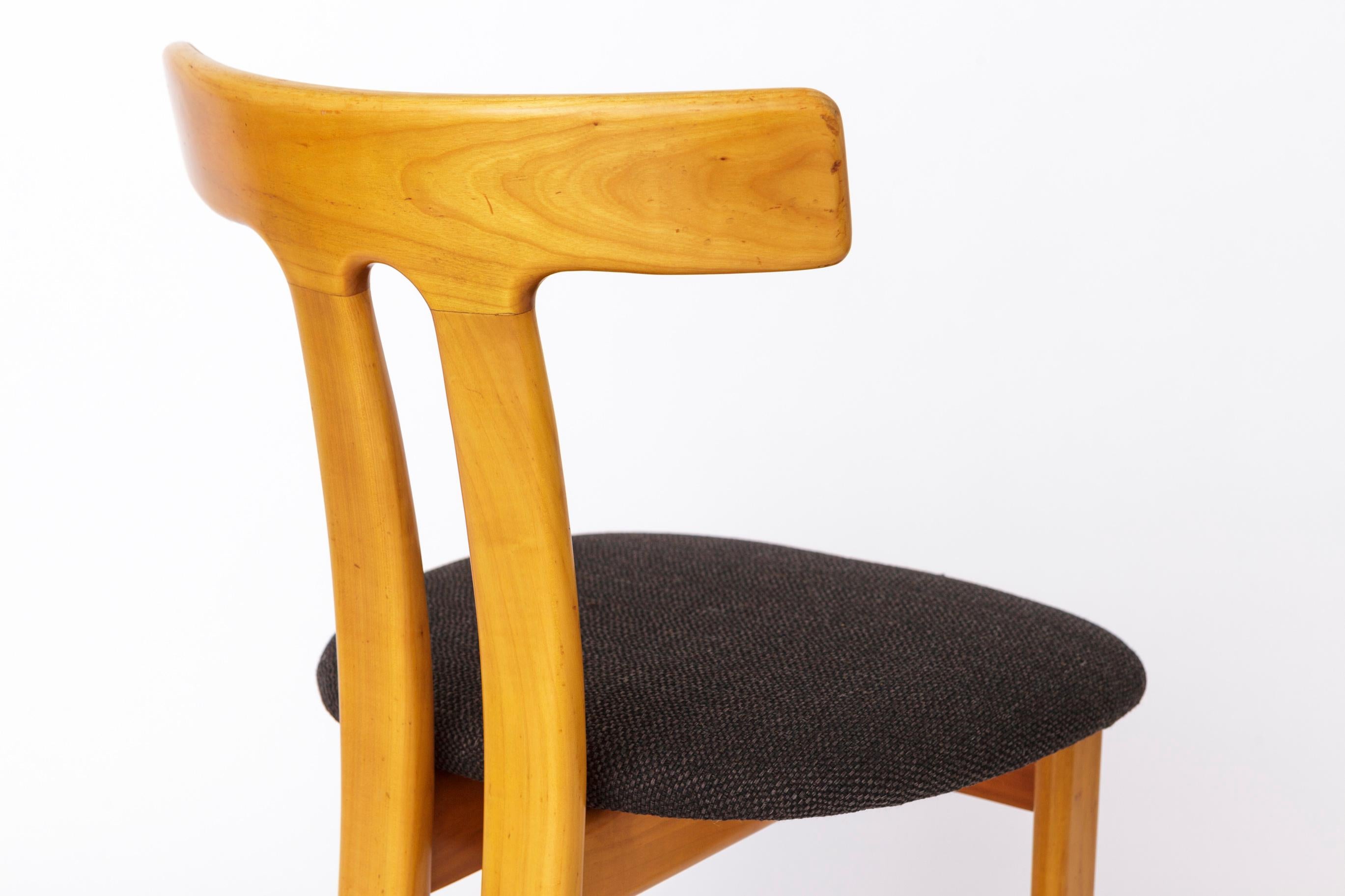 Satz von 6 dänischen T-förmigen Stühlen - 1960er Mid-Century Modern Design im Angebot 1
