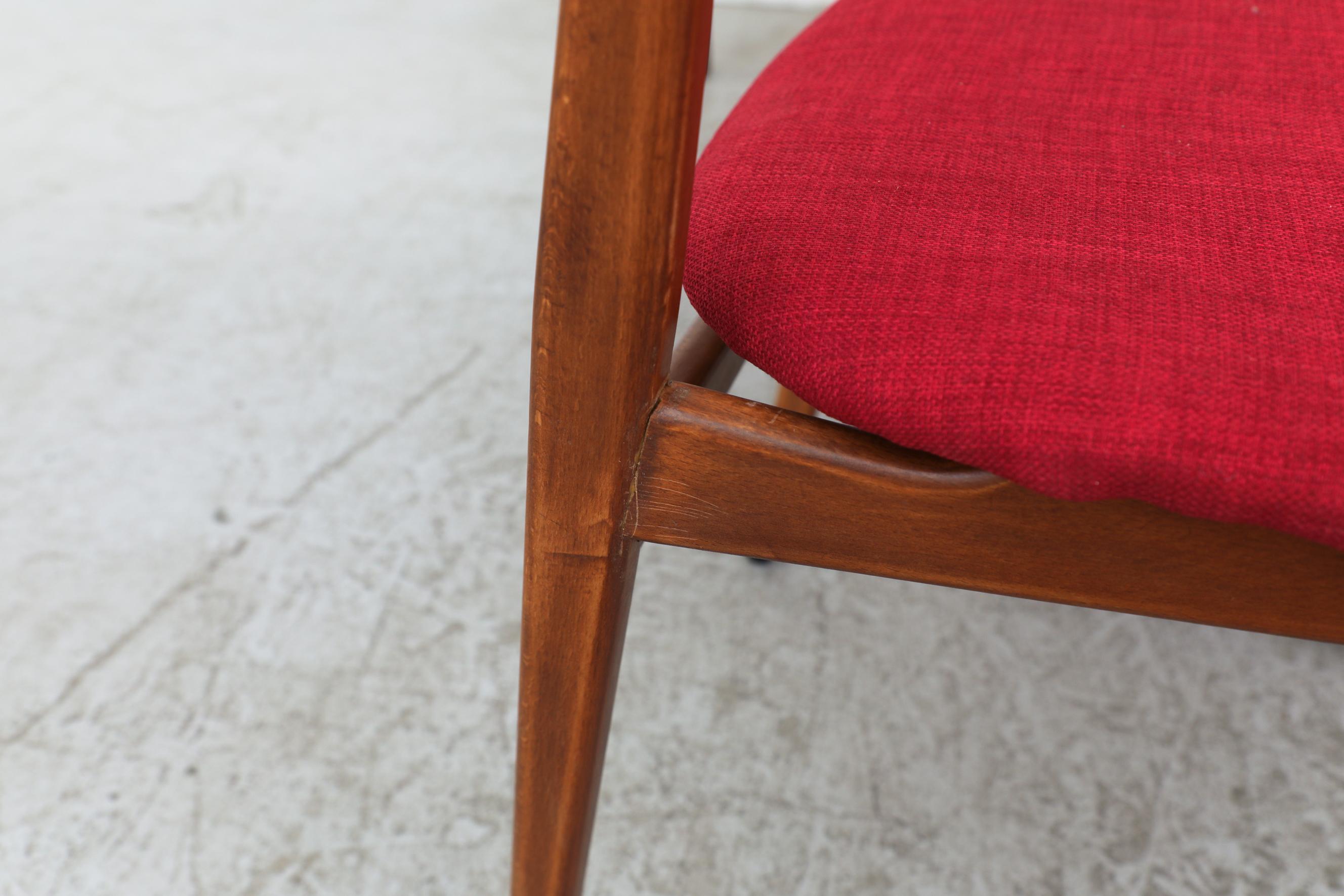 Set di sei sedie da pranzo danesi in teak con tappezzeria rossa nuova di Henning Kjærnulf in vendita 7