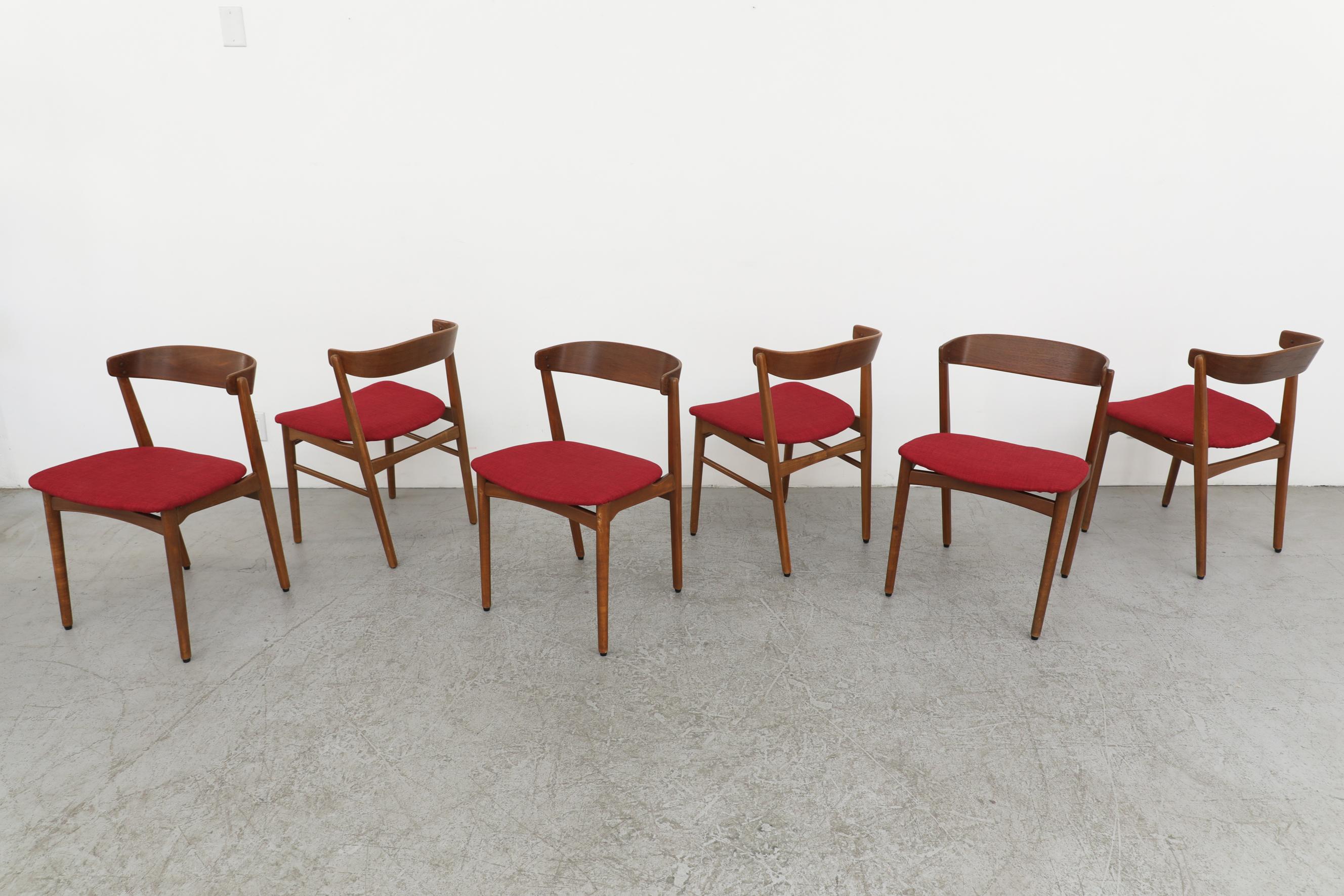 Mid-Century Modern Ensemble de 6 chaises de salle à manger danoises en teck avec tapisserie rouge Newer par Henning Kjærnulf en vente