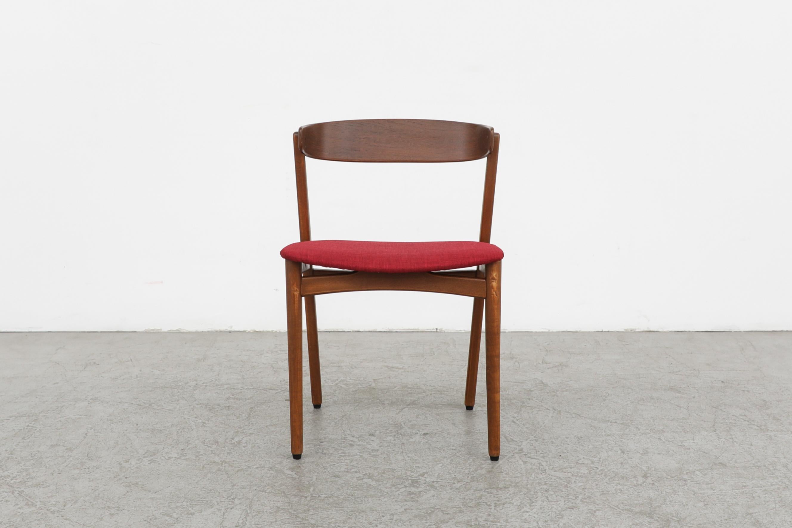 Danois Ensemble de 6 chaises de salle à manger danoises en teck avec tapisserie rouge Newer par Henning Kjærnulf en vente