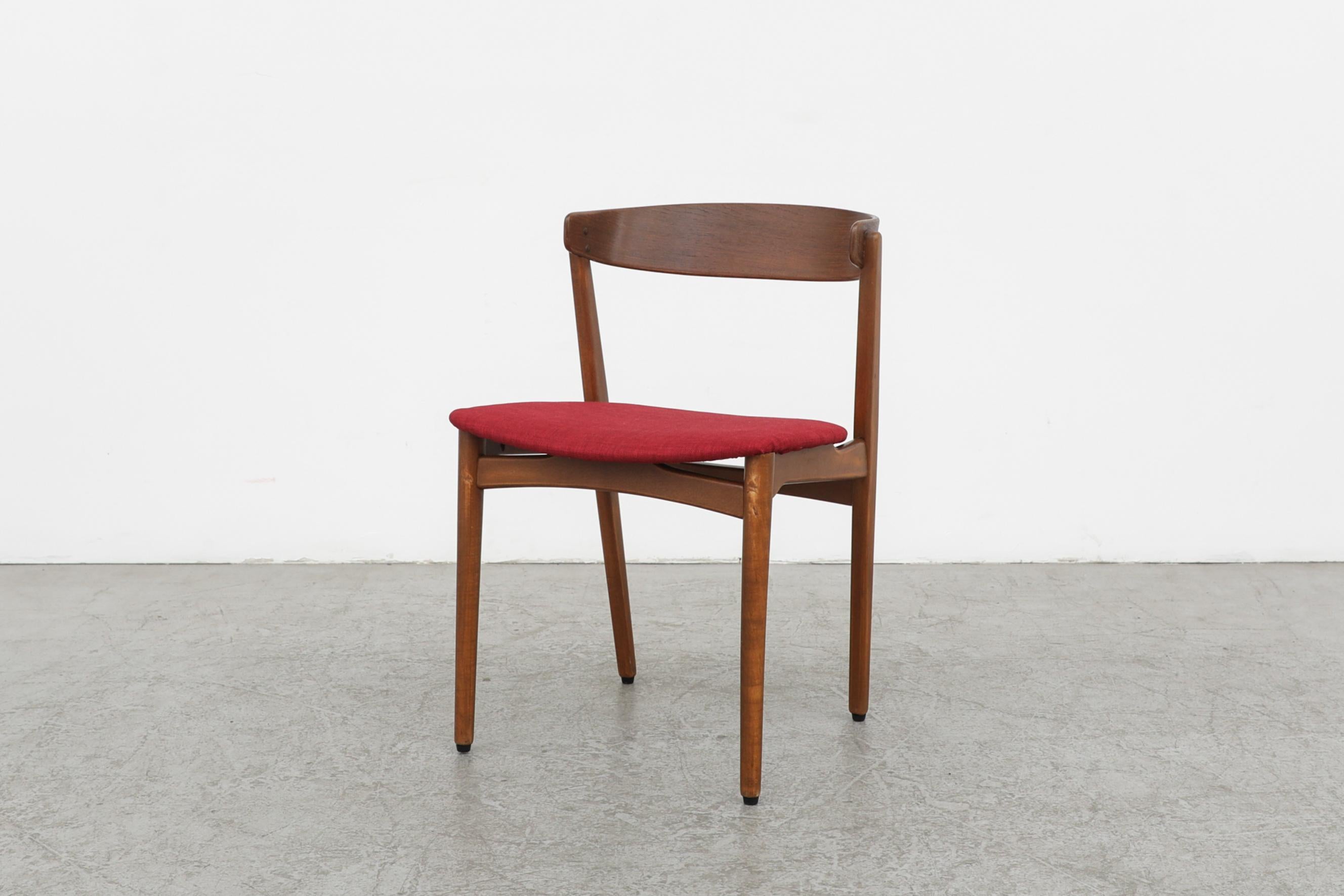 Ensemble de 6 chaises de salle à manger danoises en teck avec tapisserie rouge Newer par Henning Kjærnulf Bon état - En vente à Los Angeles, CA
