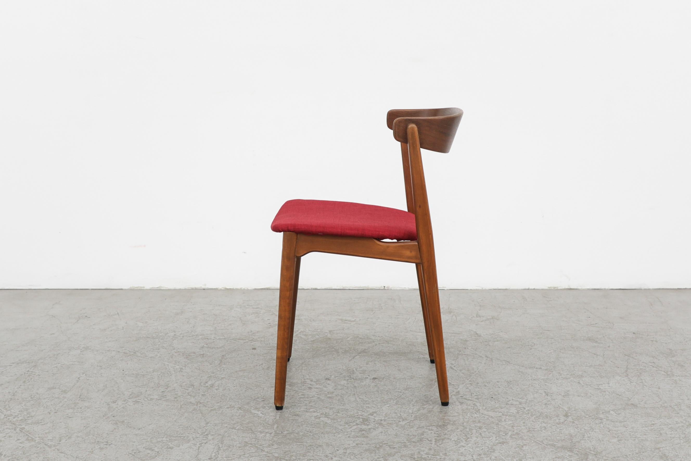 6 dänische Esszimmerstühle aus Teakholz mit neuerem rotem Bezug von Henning Kjærnulf im Zustand „Gut“ im Angebot in Los Angeles, CA