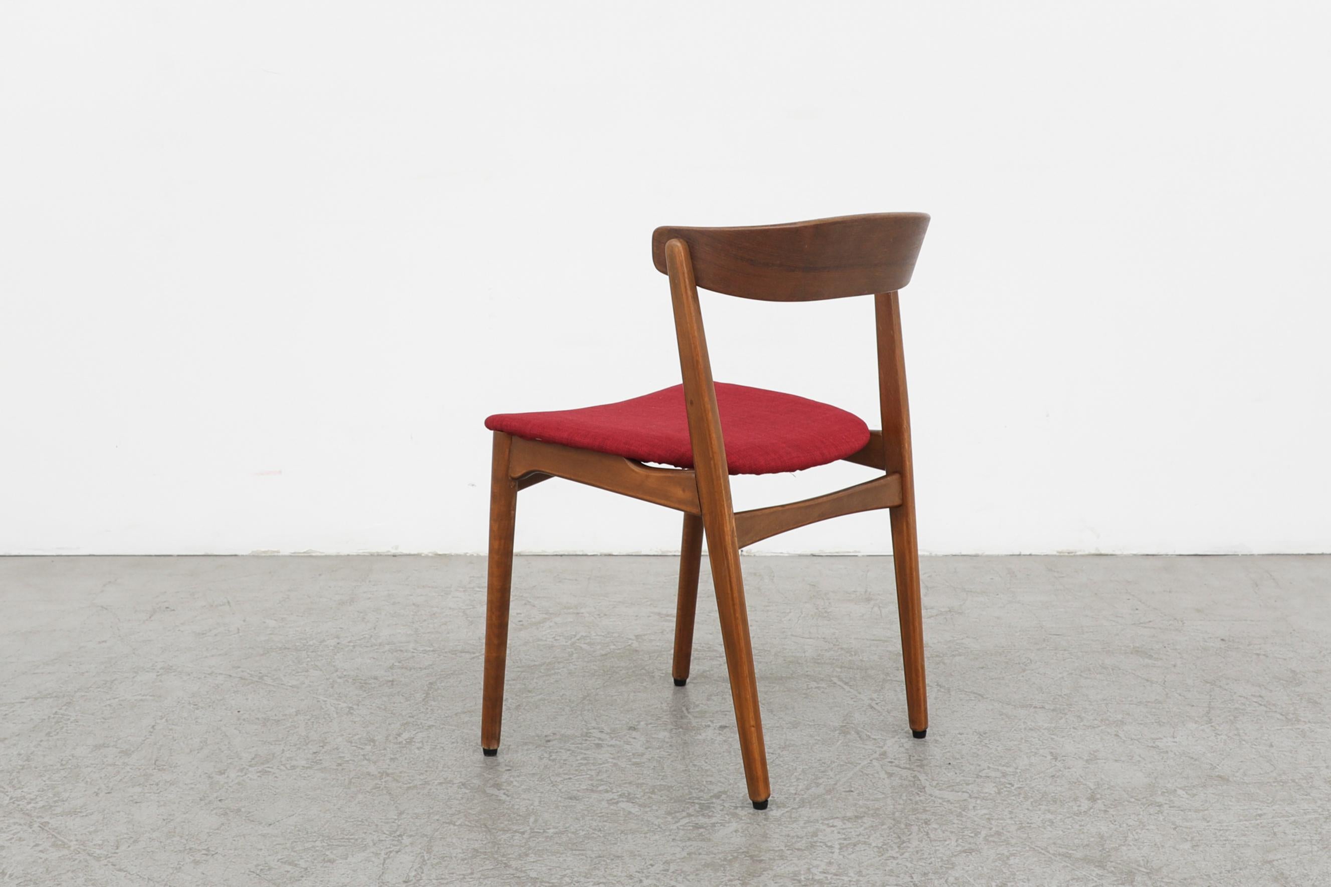 Teck Ensemble de 6 chaises de salle à manger danoises en teck avec tapisserie rouge Newer par Henning Kjærnulf en vente