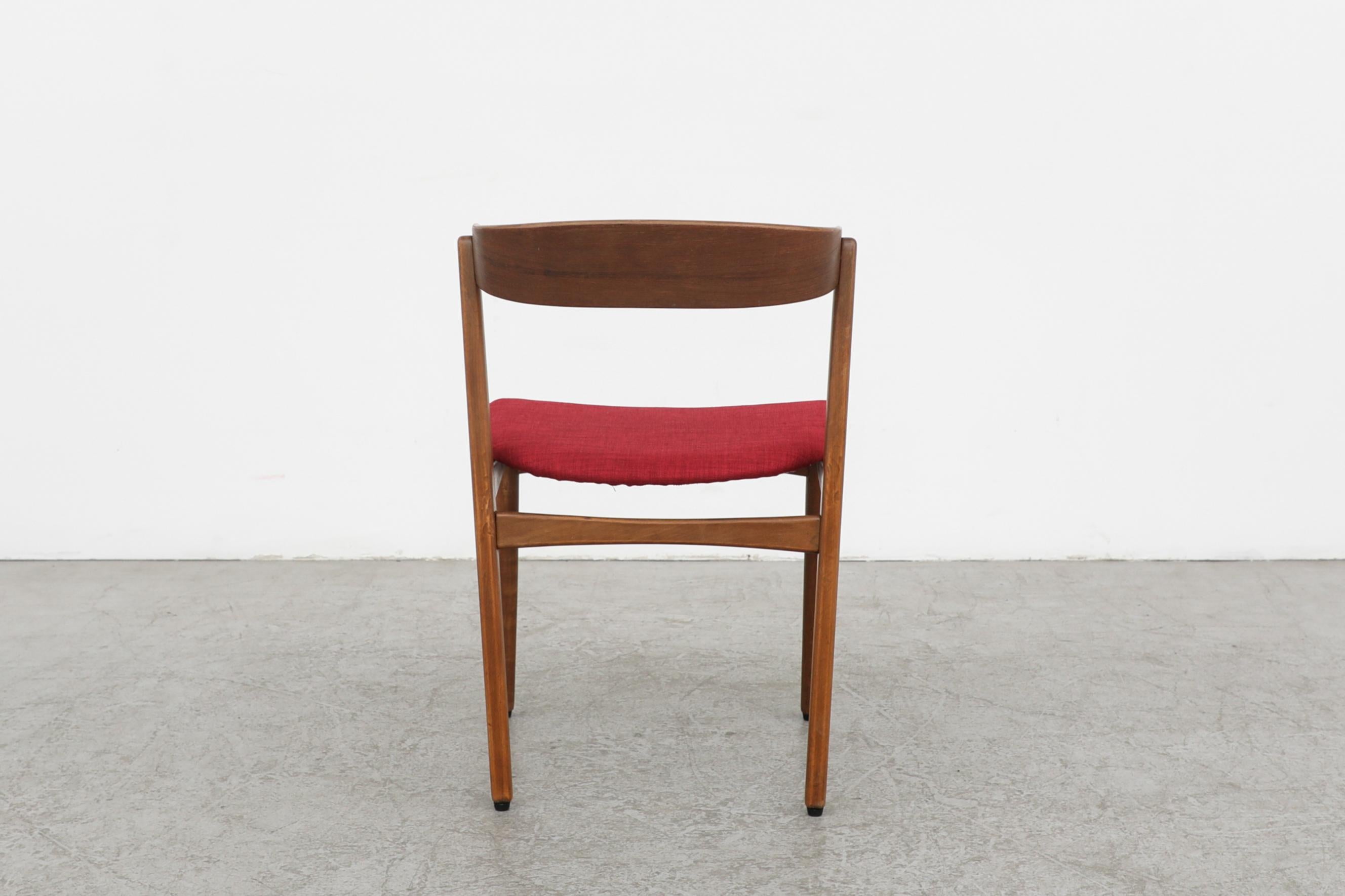 6 dänische Esszimmerstühle aus Teakholz mit neuerem rotem Bezug von Henning Kjærnulf im Angebot 1