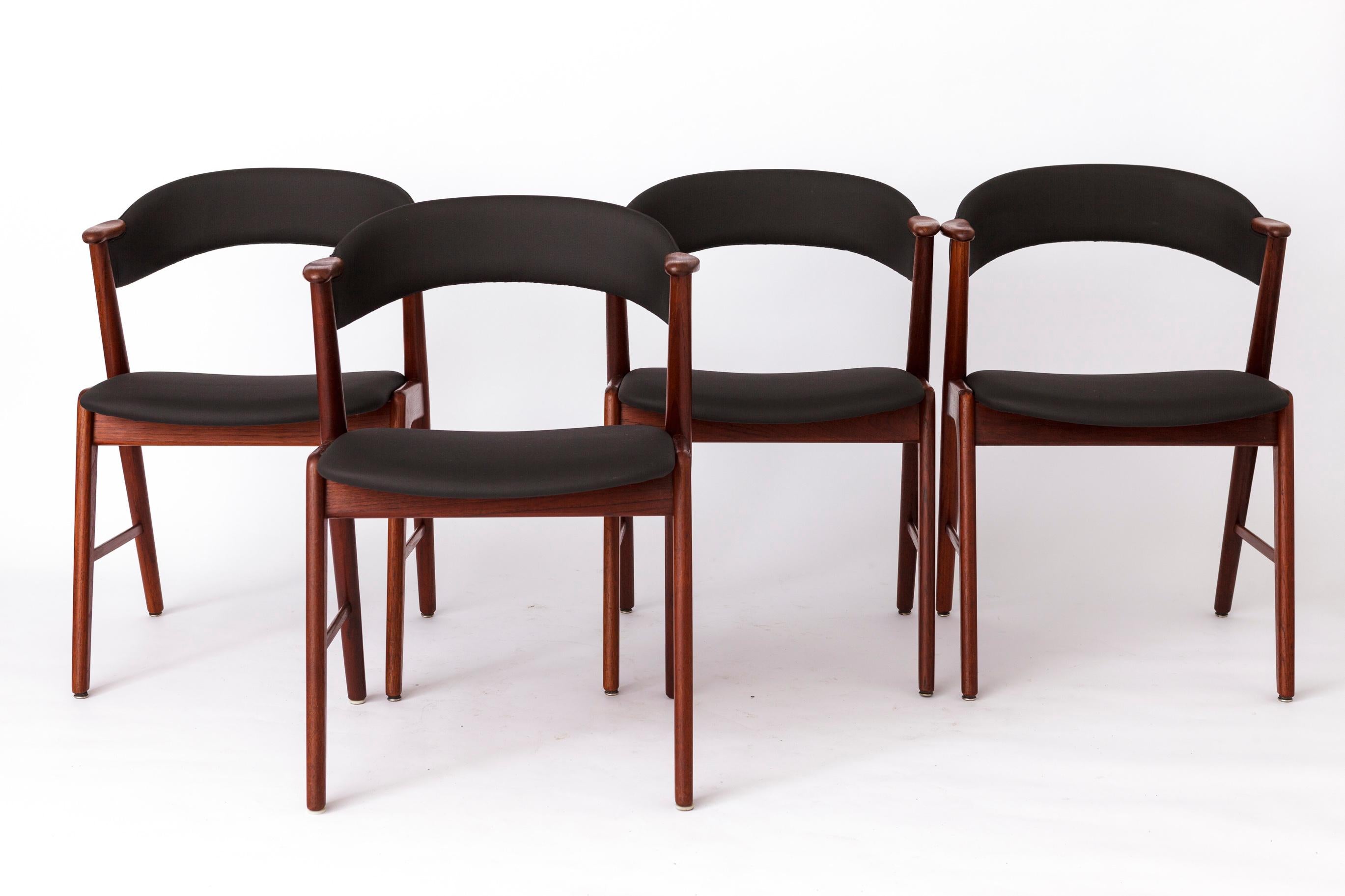 Set di 6 sedie da pranzo danesi in teak di Korup Stolefabrik - 1960 Mid-Century Modern
Eleva il tuo spazio da pranzo con questo splendido set di 6 sedie da pranzo danesi vintage di Korup Stolefabrik, realizzate negli anni '60. Il design elegante e