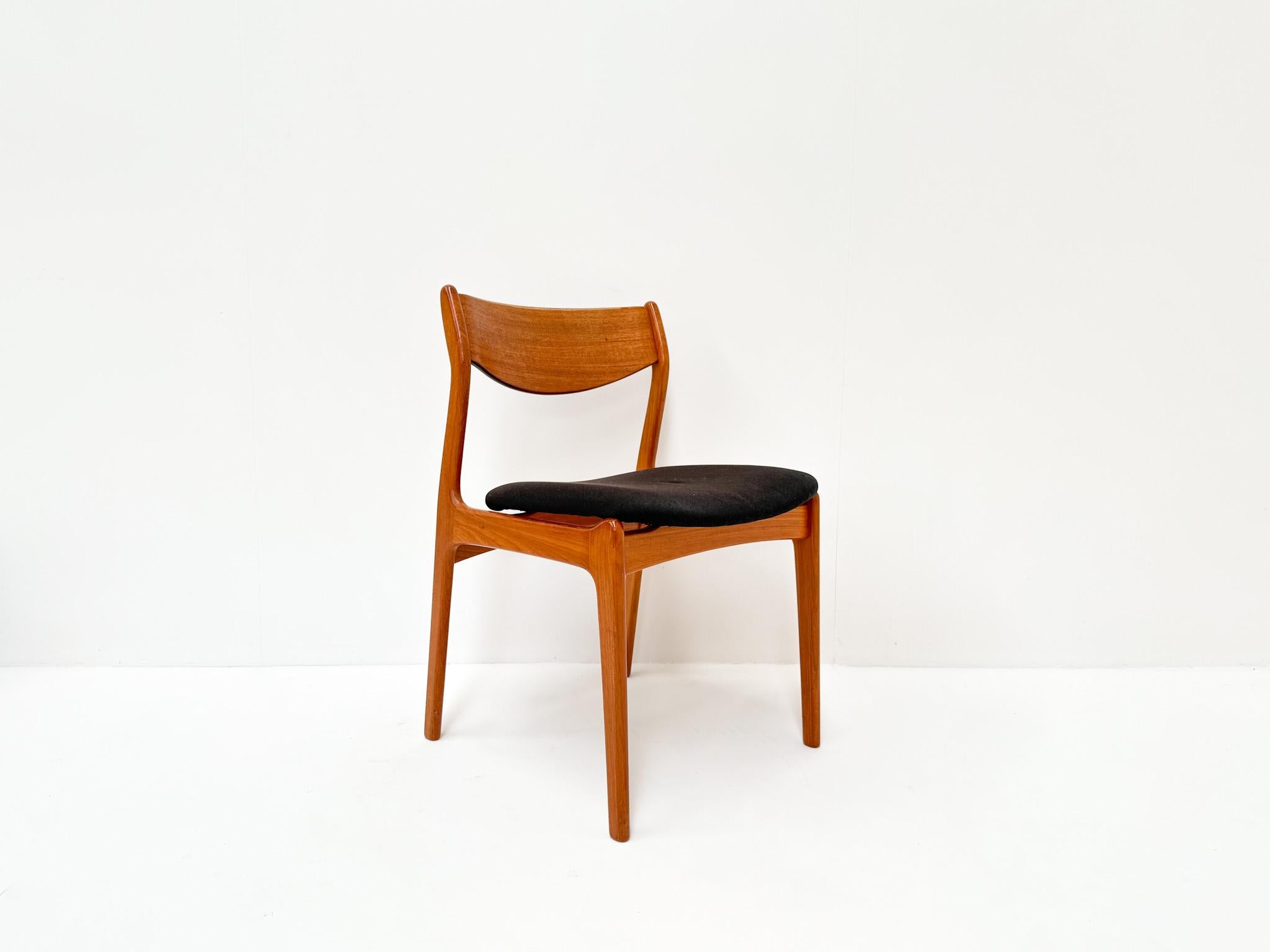 Elegant set of six dining chairs designed by P.E. Jørgensen and manufactured by Farsø Stolefabrik in Denmark during the 1960s. These chairs feature sculptural teak frames with beautifully curved backs and tapered legs. The seats have been