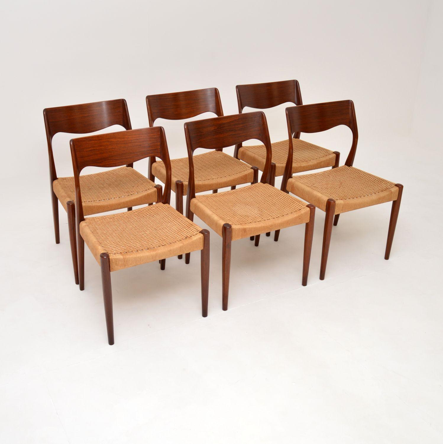 Superbe ensemble de chaises de salle à manger vintage danoises en bois avec des sièges en corde de papier tressé. Attribuées à Arne Hovmand-Olsen, elles ont été récemment importées du Danemark et datent des années 1960.

La qualité est