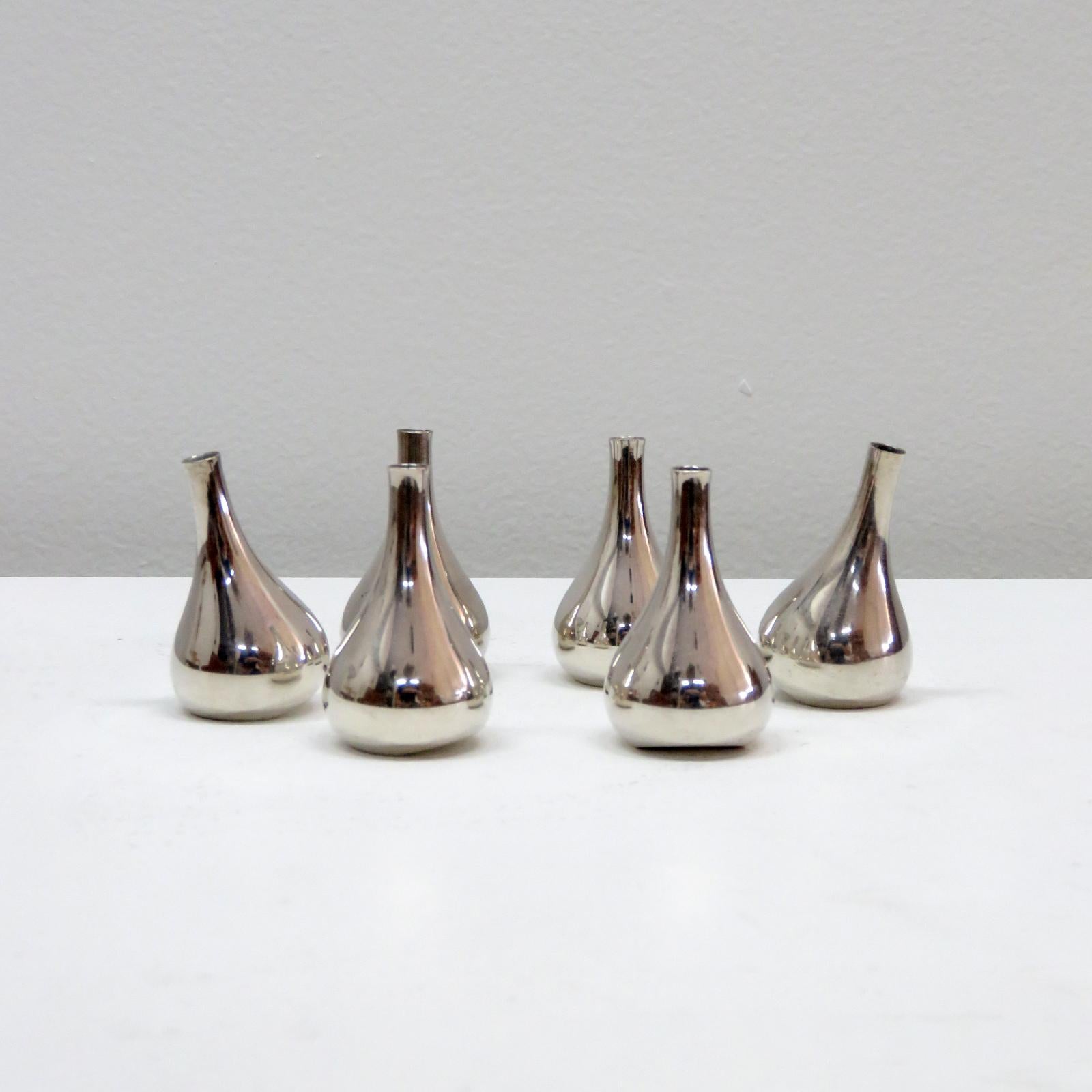 Magnifique ensemble de six bougeoirs en forme de goutte d'eau de Jens Quistgaard pour Dansk, vers les années 1960, en métal argenté. Idéal pour les bougies coniques de 1/4