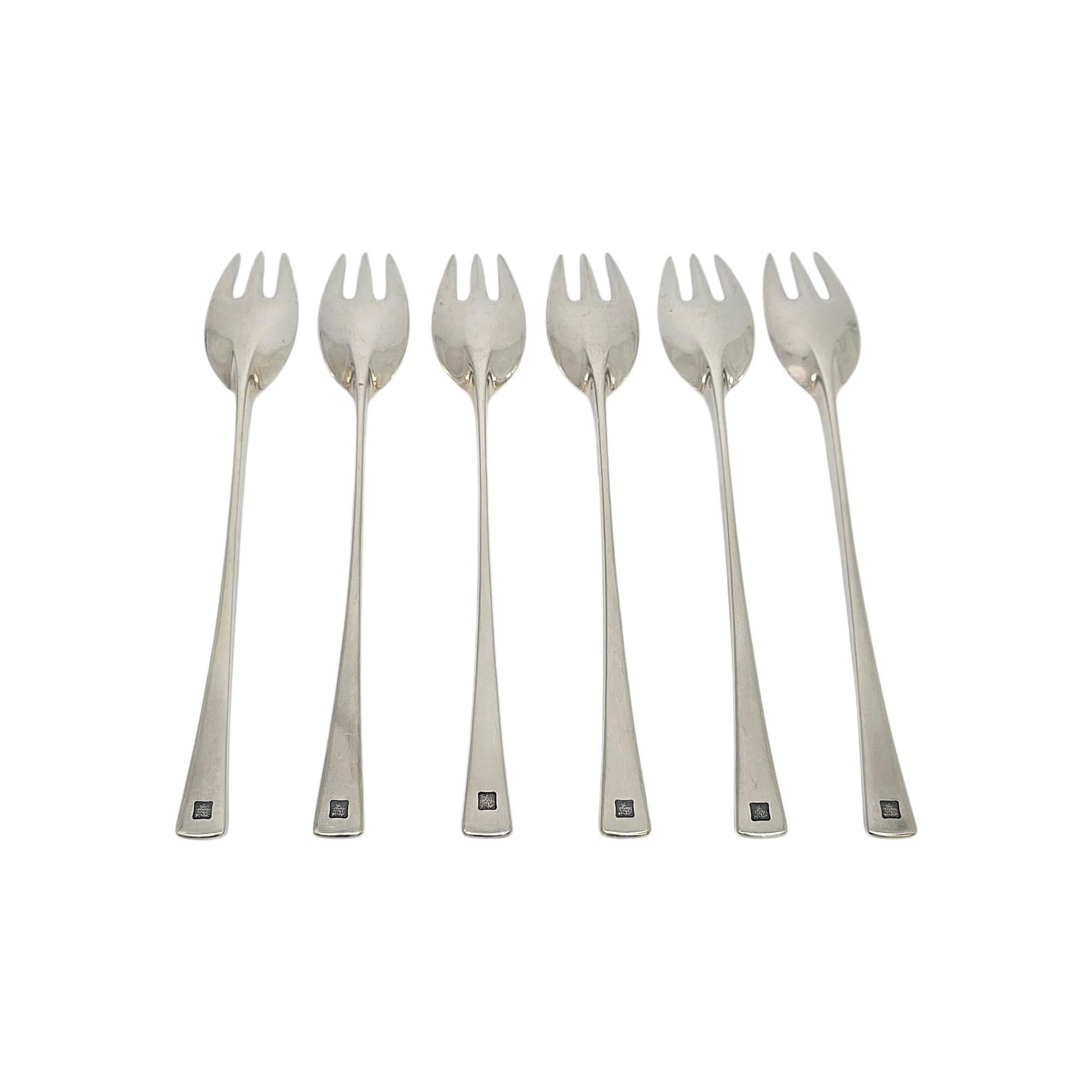 Set di 6 forchette da insalata in argento sterling con motivo Tjorn di Dansk Denmark.

Disegnato dall'artista e designer danese Jens Quistgaard nel 1959, il motivo Tjorn di Dansk è ancora oggi molto richiesto. Queste forchette da insalata presentano