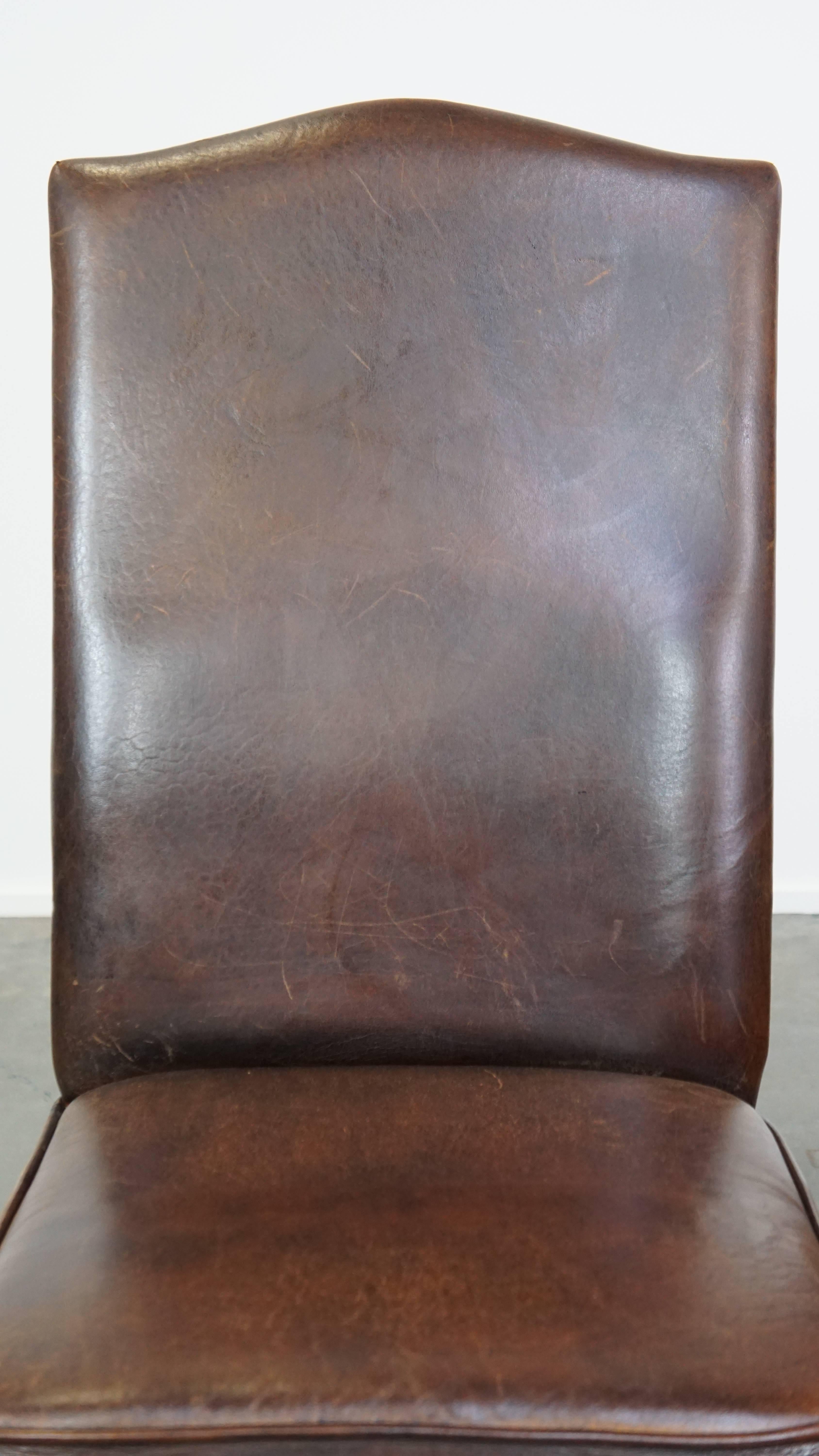 XXI secolo e contemporaneo Set di 6 sedie da pranzo in pelle di pecora scura con finitura corretta e chiodi decorativi in vendita