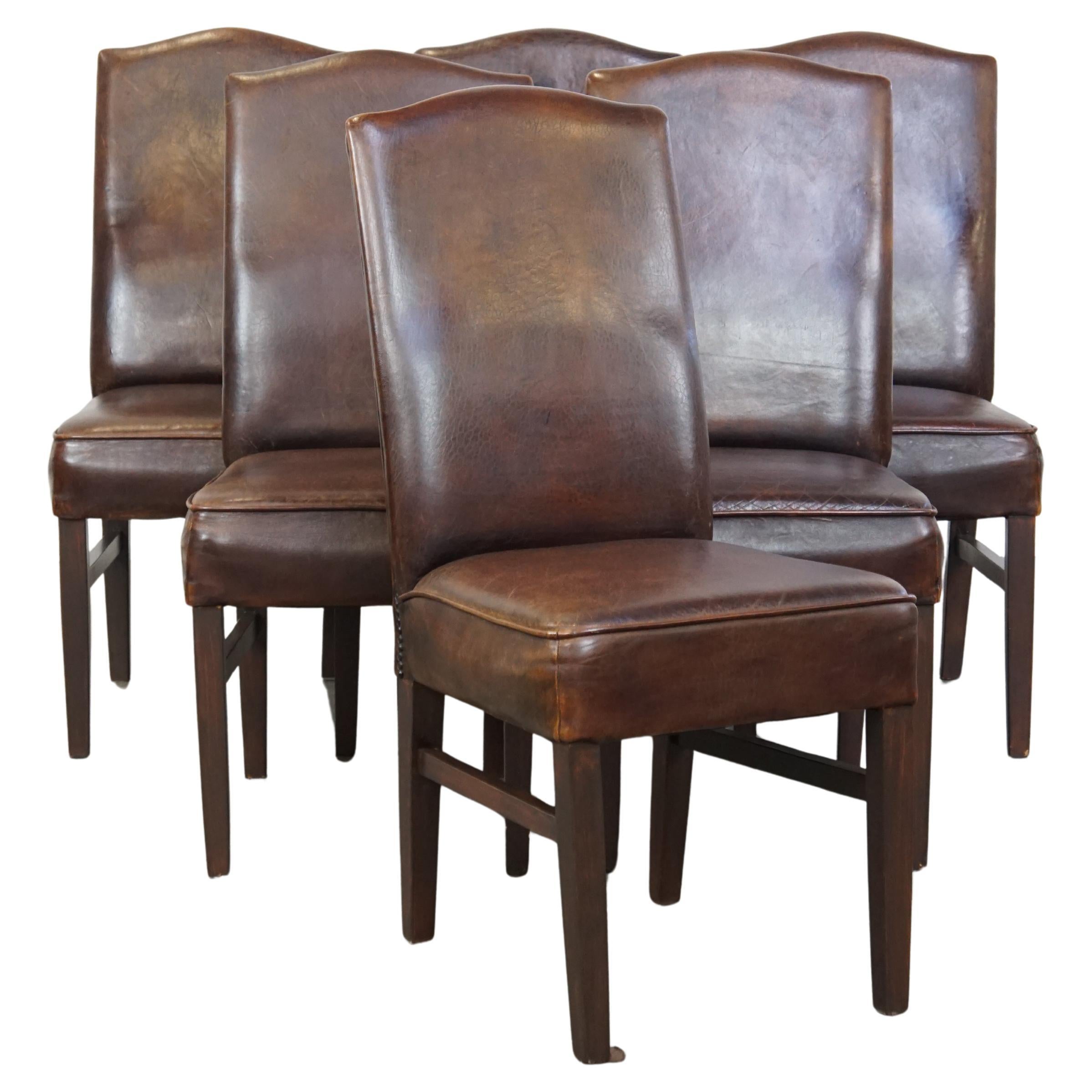 Juego de 6 sillas de comedor de piel de oveja oscura con acabado correcto con clavos decorativos