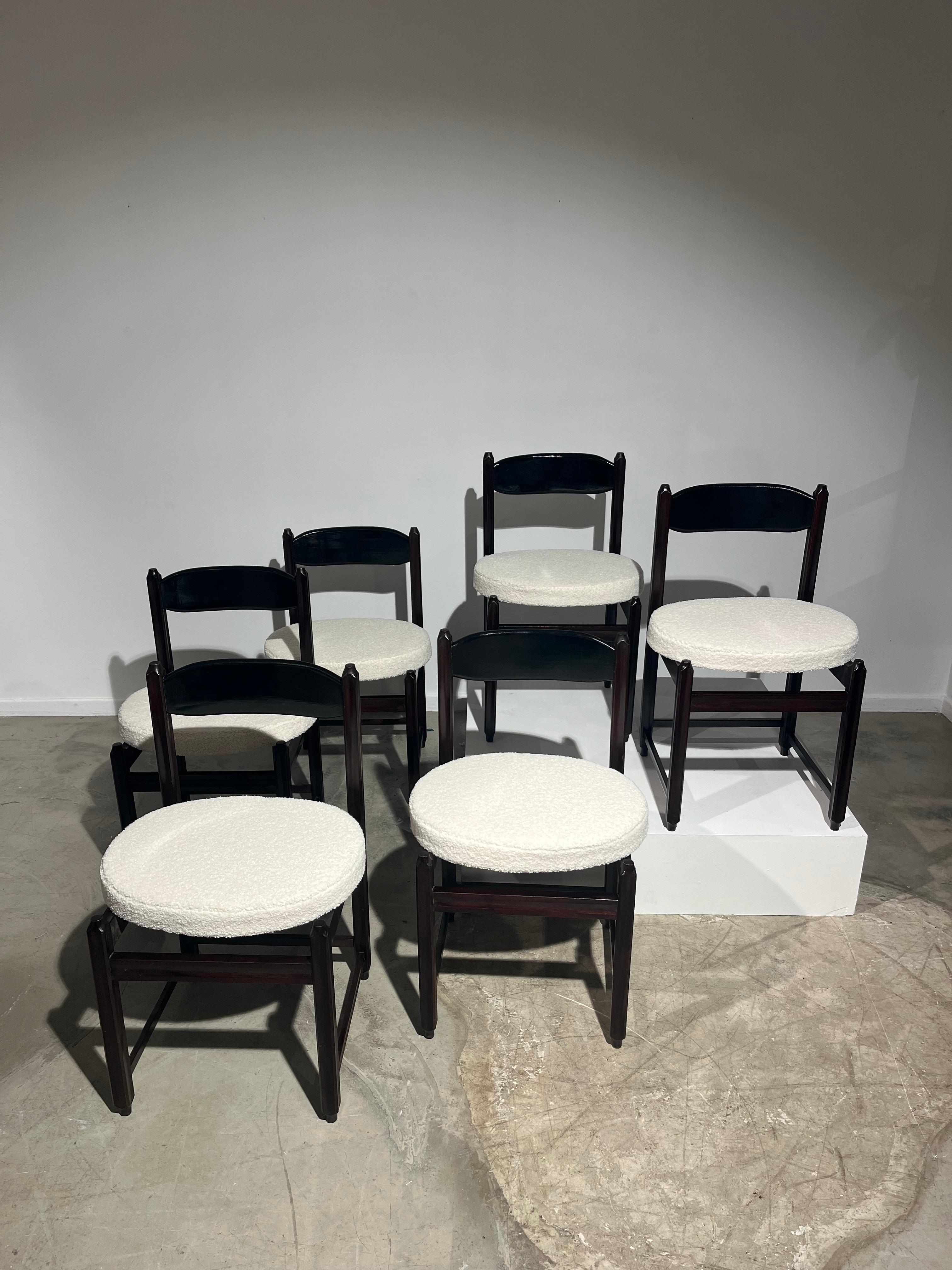 Set of 6 dining chairs with a white soft fabric on a nice round seat, dark brown wood structure and black back.