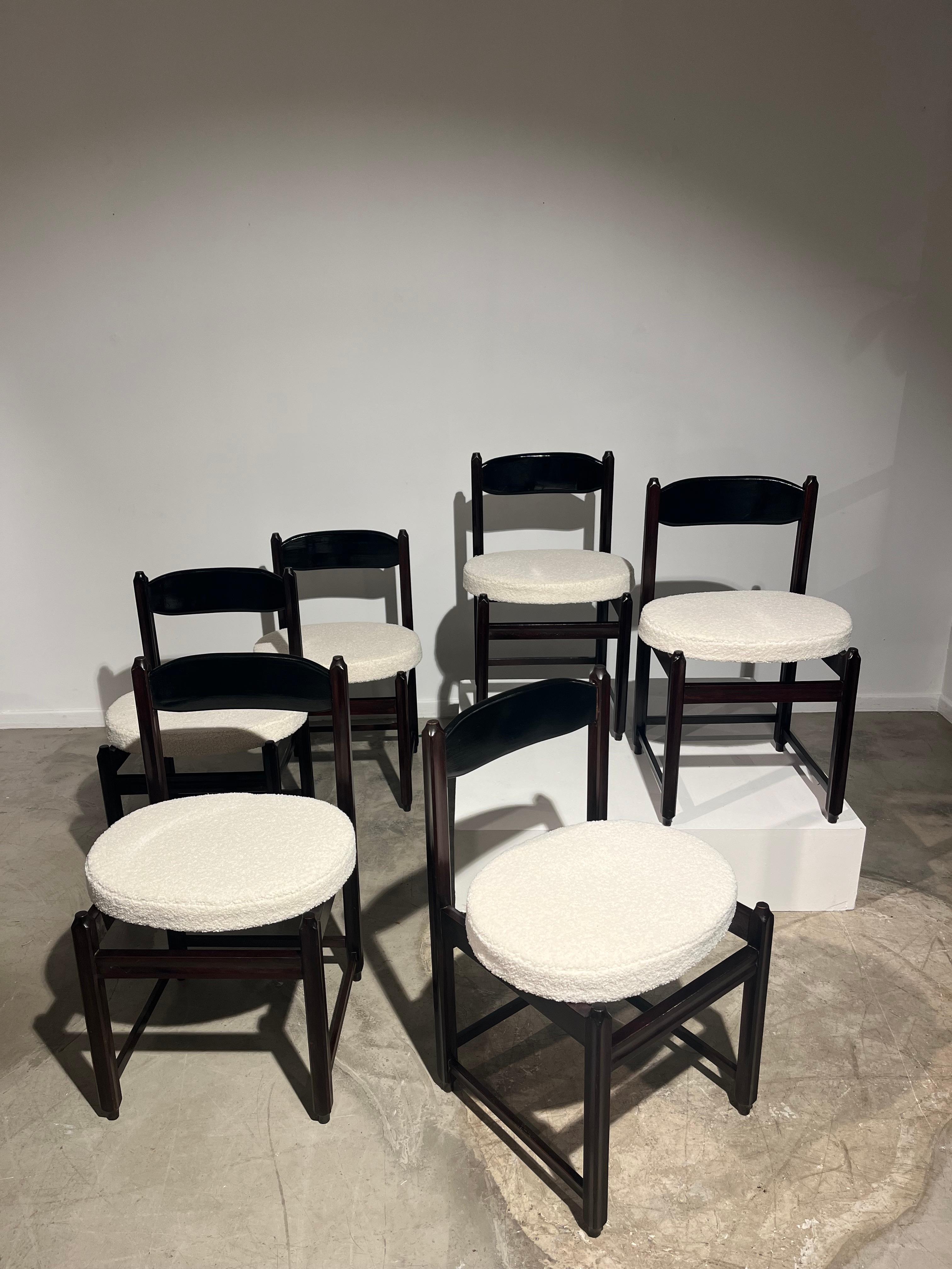 Set of 6 dark wood and white soft fabric dining chairs In Good Condition For Sale In Brussel, BE