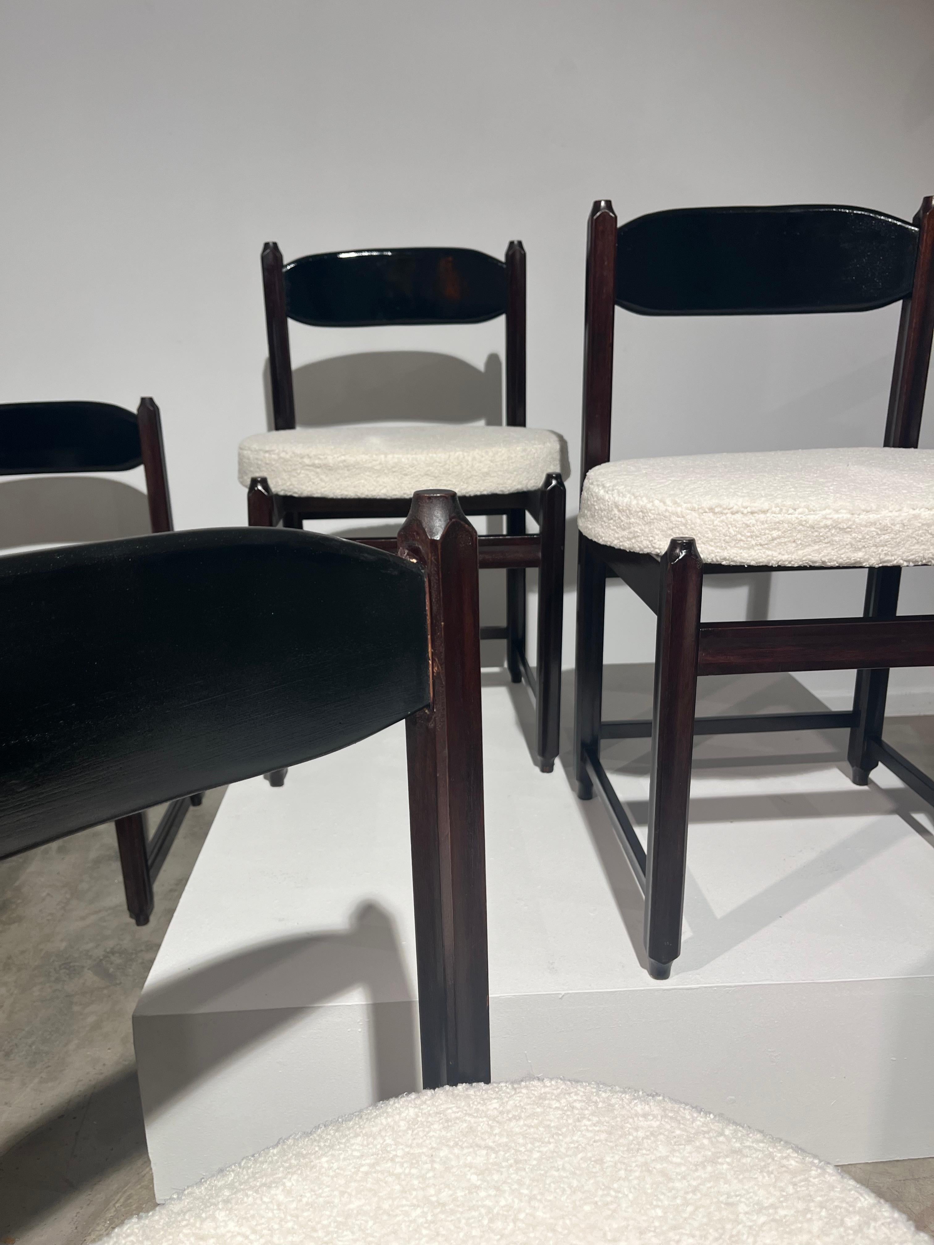 Satz von 6 Esszimmerstühlen aus dunklem Holz und weißem, weichem Stoff (Mitte des 20. Jahrhunderts) im Angebot
