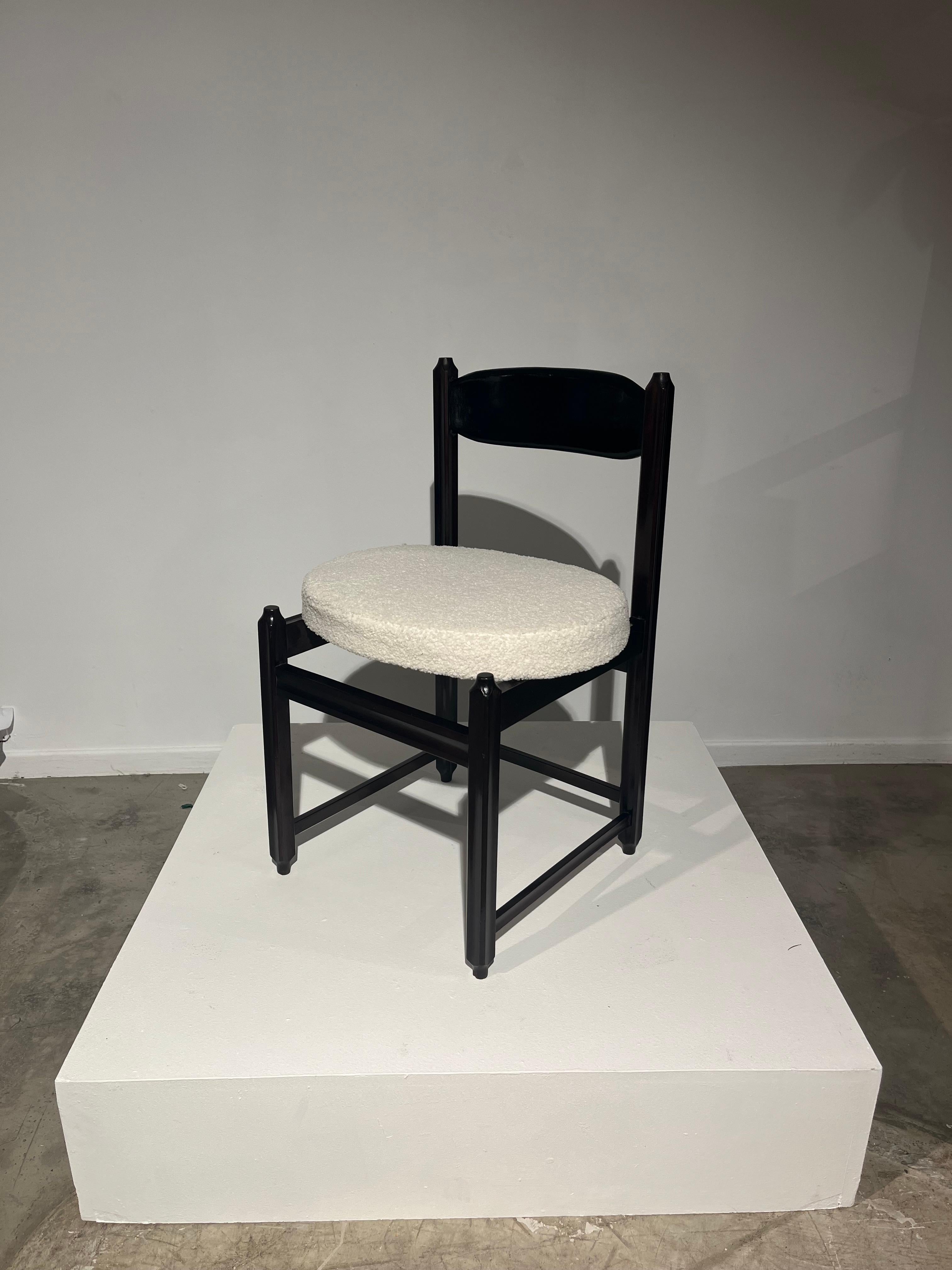 Tissu Ensemble de 6 chaises de salle à manger en bois foncé et tissu souple blanc en vente