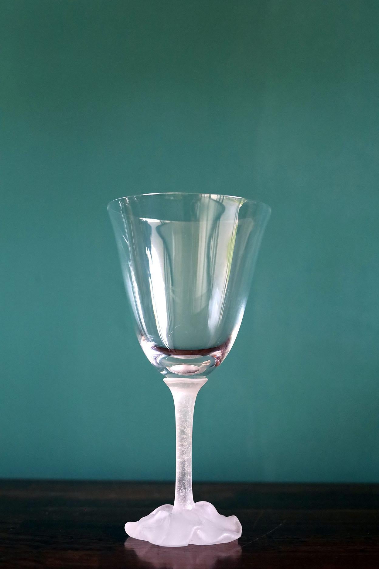 Set of 6 - Bouton rose red wine glasses made by world famous Daum France
The base in the shape of rose petals, the leg simulating champagne bubbles. The base is in frosted crystal, the chalice very clear. Never used, they are marked under the base.
 