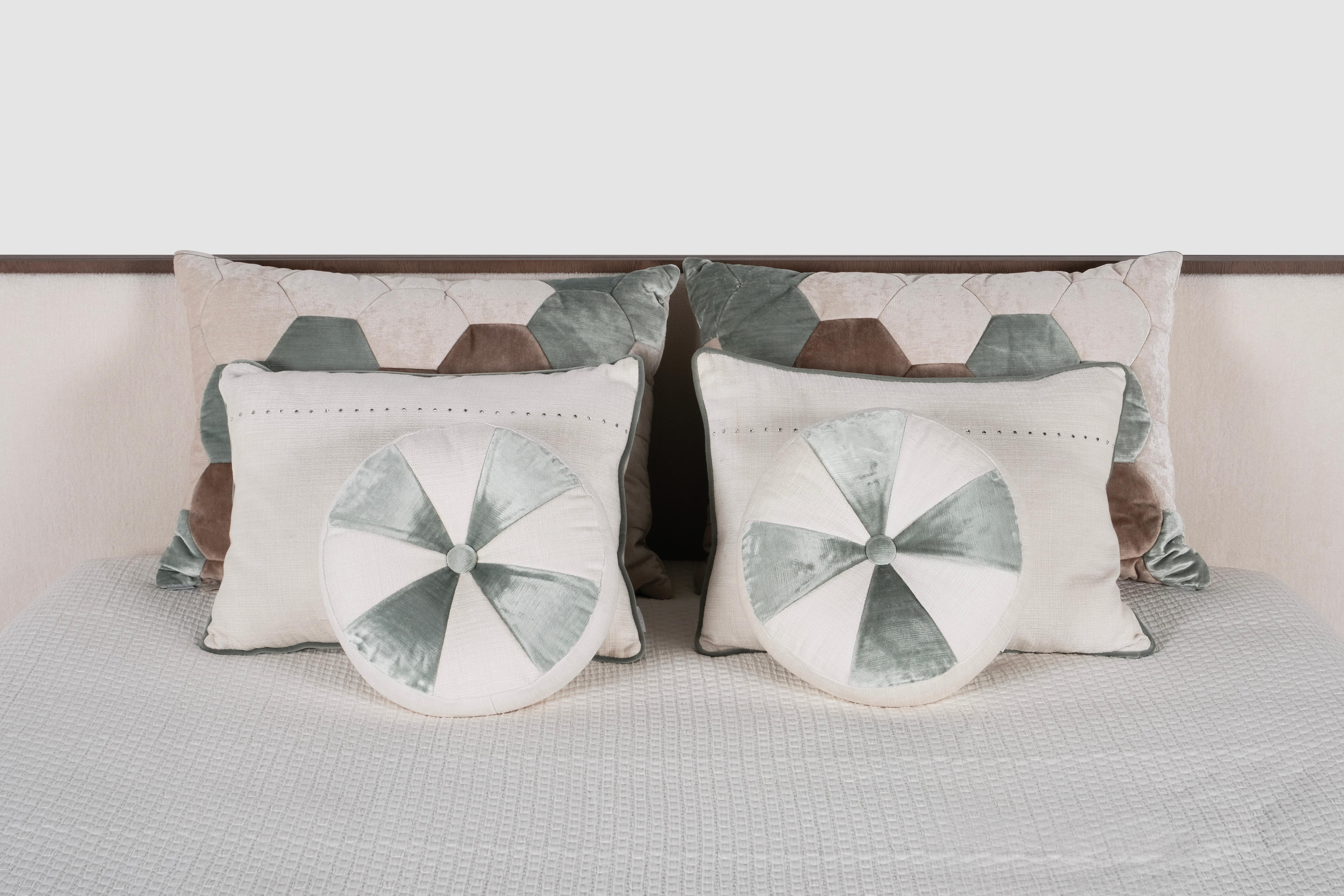 Set/6 Decorative Pillows, Lusitanus Home Collection by Greenapple.

Handmade decorative pillow set with exquisite details.

2x G700613 Rectangular decorative cushion in cream, light brown and light green velvet with soccer/football hexagon