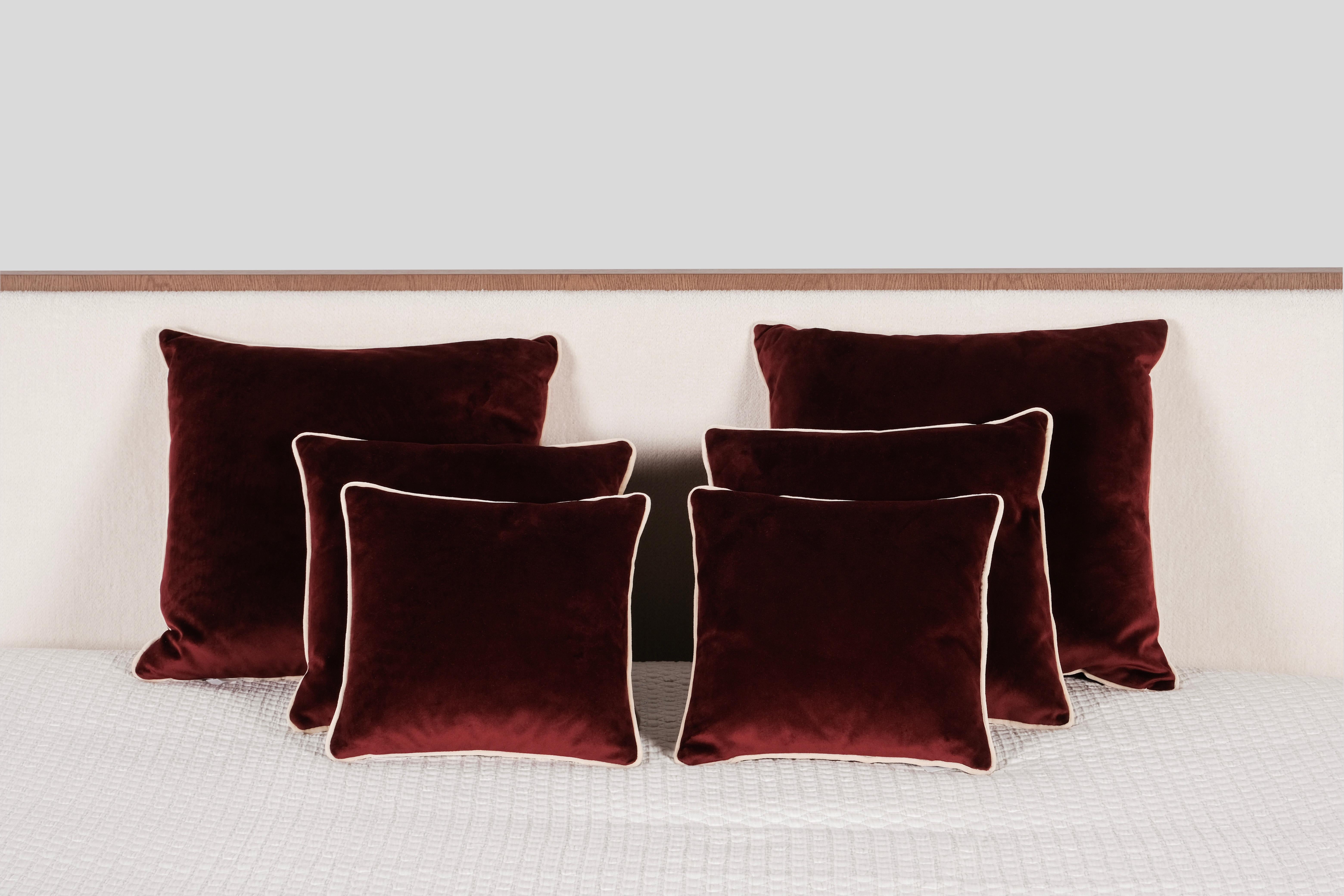 Moderne Ensemble de 6 coussins décoratifs en velours rouge crème fabriqués à la main par Lusitanus en vente