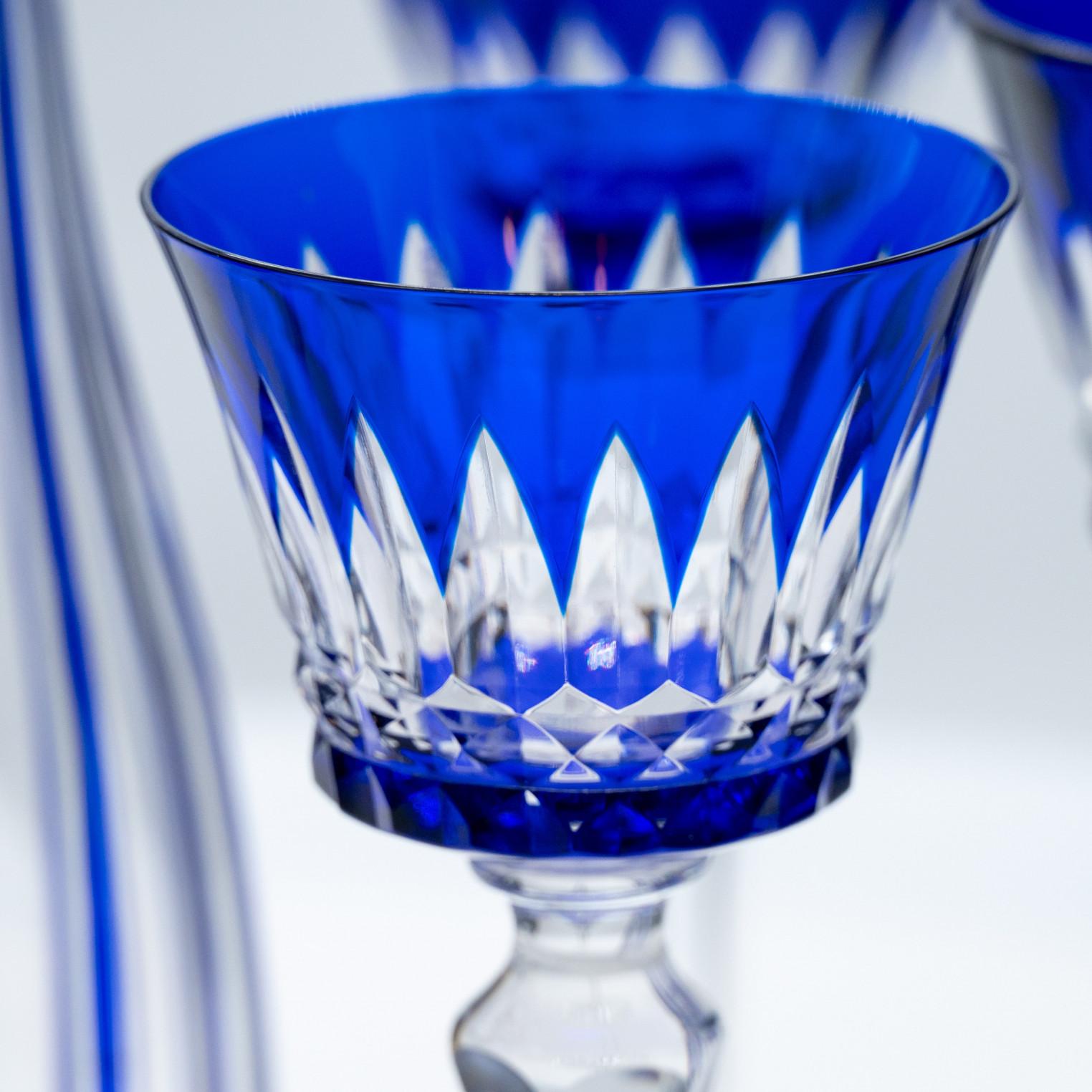 Ensemble de 6 verres et carafe en cristal de Baccarat recouverts d'un bleu profond, 1940, France en vente 5