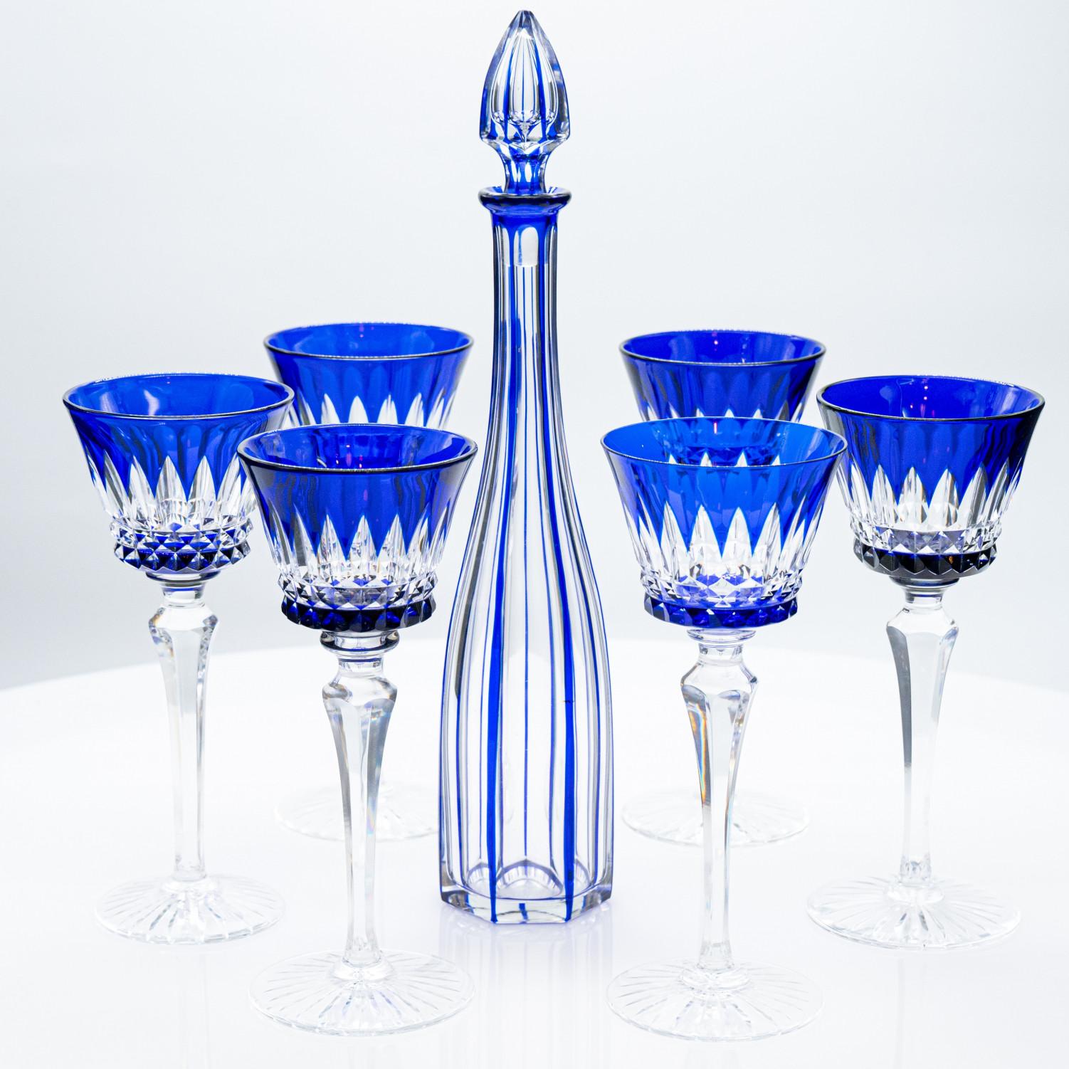 Le luxe à son apogée, set de 6 verres haut de gamme et 1 carafe en cristal double couche bleu profond de Baccarat avec un magnifique décor sculpté.

Hauteur verre à vin 19 cm Diamètre 7,5 cm Carafe, Hauteur 45,5 cm Diamètre 8 cm

Objet vintage en