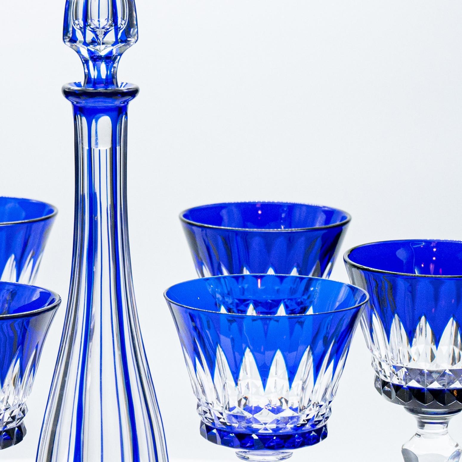 Français Ensemble de 6 verres et carafe en cristal de Baccarat recouverts d'un bleu profond, 1940, France en vente