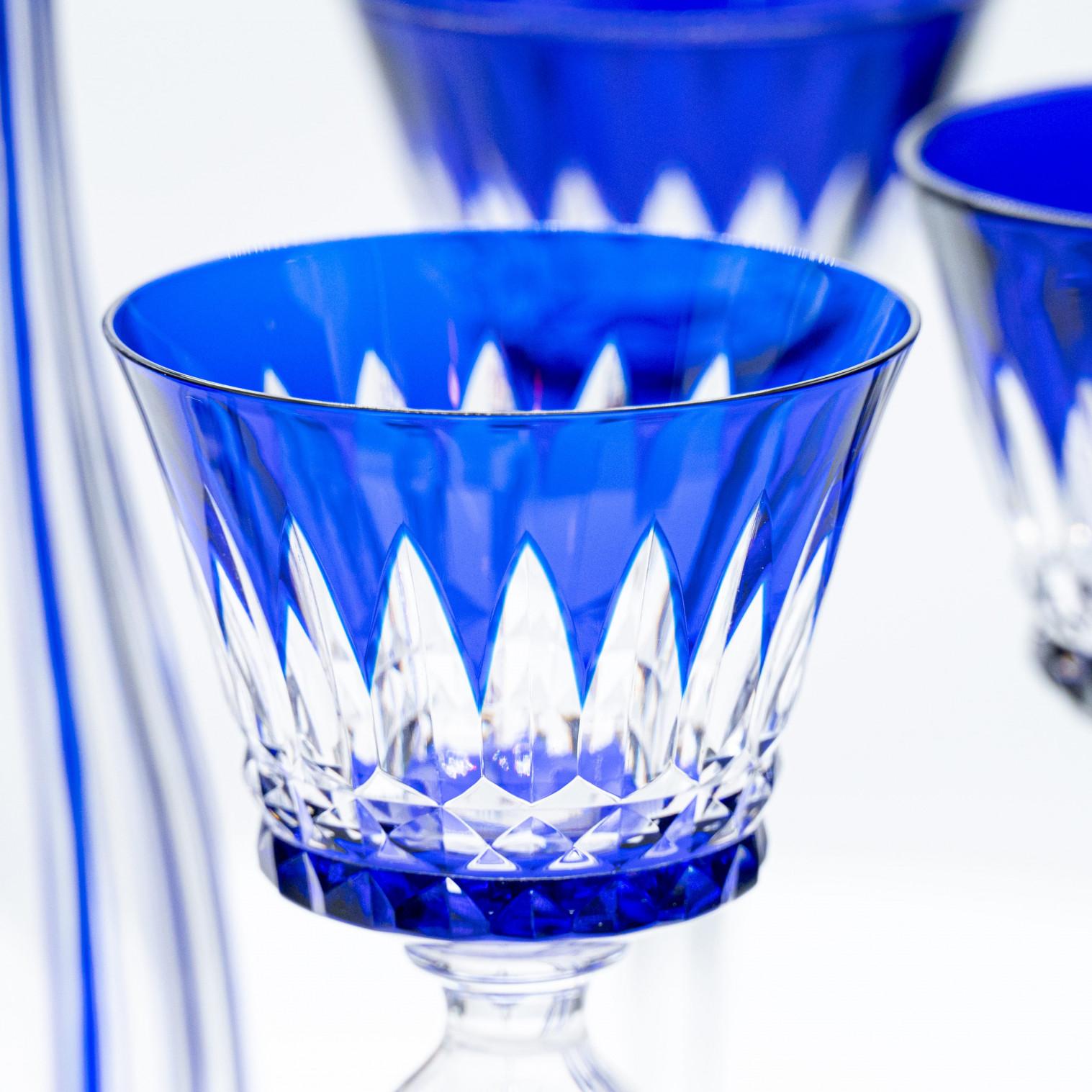 Peint à la main Ensemble de 6 verres et carafe en cristal de Baccarat recouverts d'un bleu profond, 1940, France en vente
