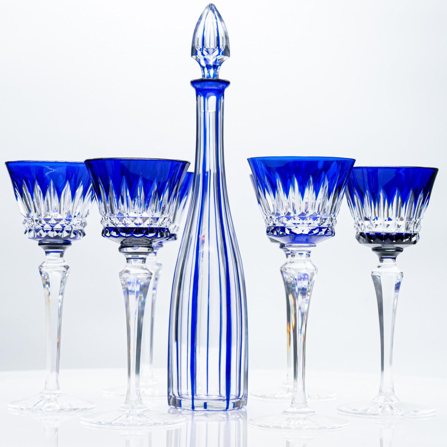 Milieu du XXe siècle Ensemble de 6 verres et carafe en cristal de Baccarat recouverts d'un bleu profond, 1940, France en vente