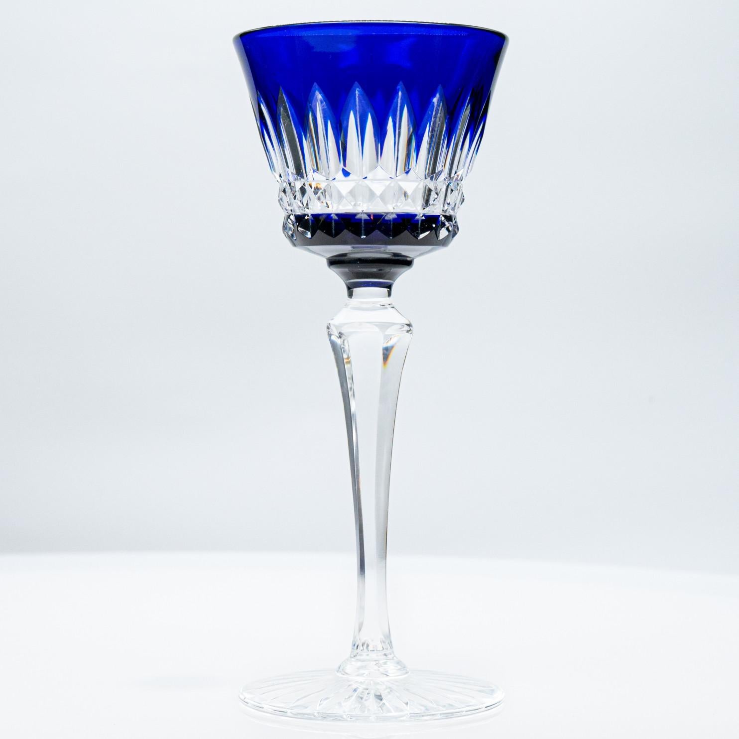 Cristal Ensemble de 6 verres et carafe en cristal de Baccarat recouverts d'un bleu profond, 1940, France en vente