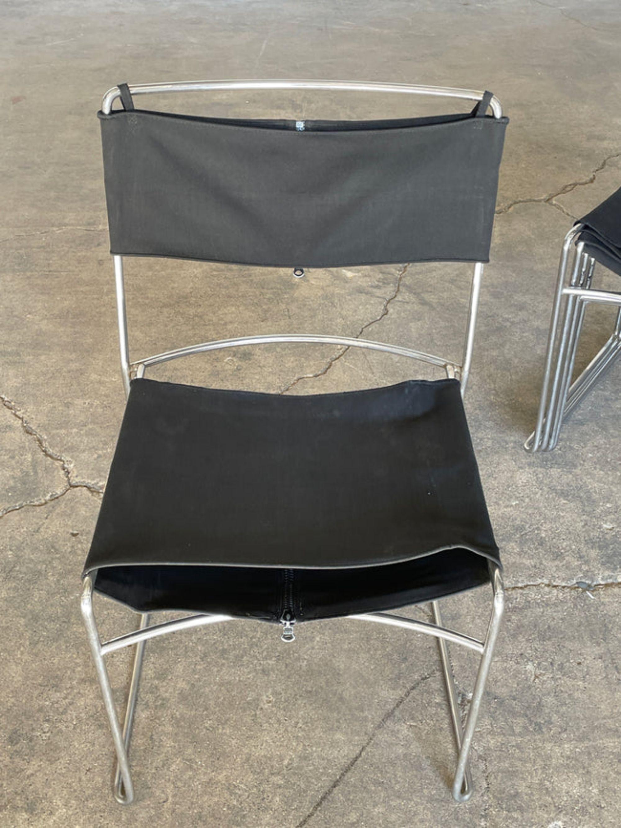 Enzo Mari 'Delfina' ensemble de six chaises de salle à manger empilables pour Driade, Italie, 1974. 

Ce projet a remporté le Compasso d'Oro.

Informations supplémentaires :
MATERIAL : Métal tubulaire chromé, tapisserie d'origine
Dimensions :