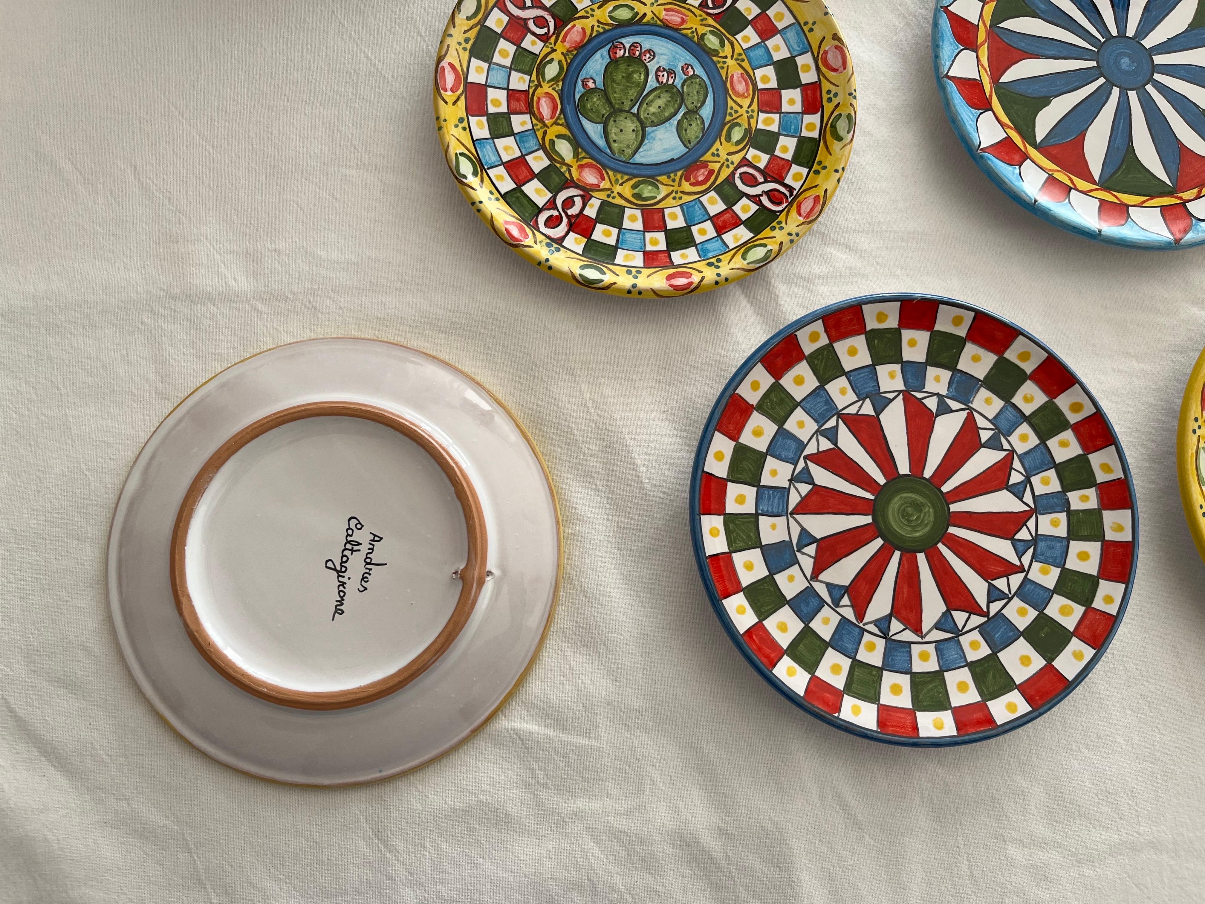 Set of 6 dessert plates in Caltagirone ceramic.

Multi color and very cool.

Perfect as Christmas gift 

We pack theese in a gift box.

Measures cm 15 diameter.
