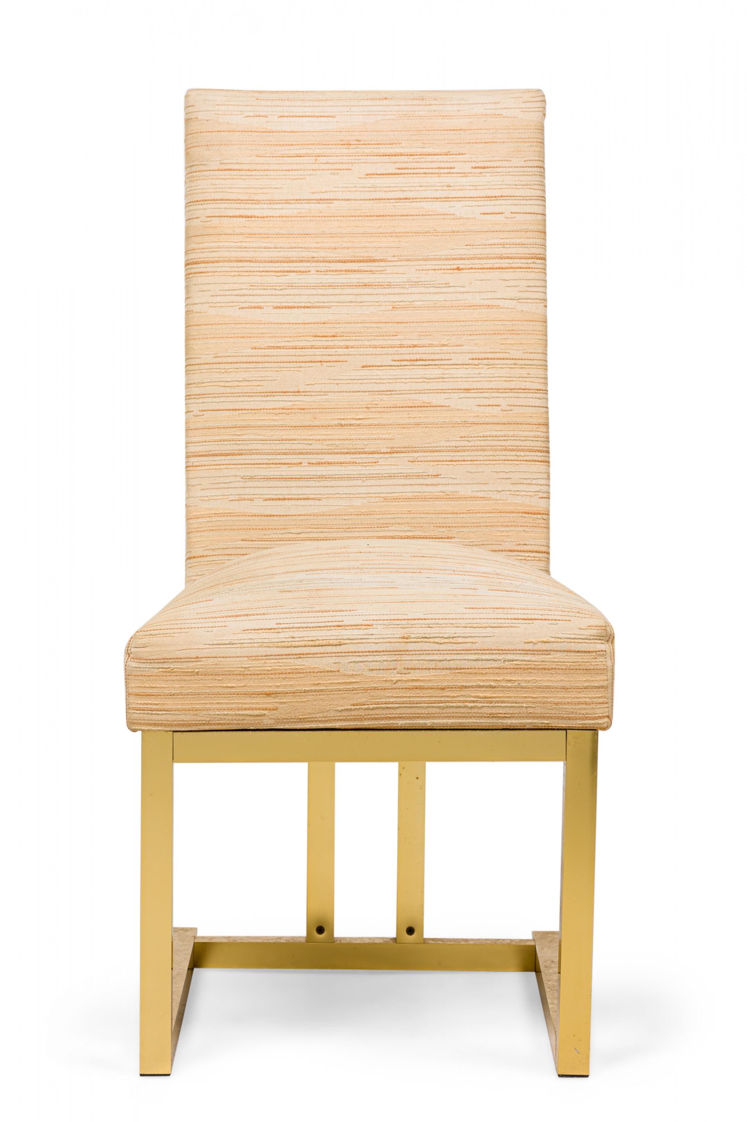 Ensemble de 6 chaises latérales de salle à manger en laiton américain du milieu du siècle dernier (années 1970), de forme en porte-à-faux avec de hauts dossiers carrés et 2 supports verticaux, rembourrées et tapissées d'un tissu texturé beige à
