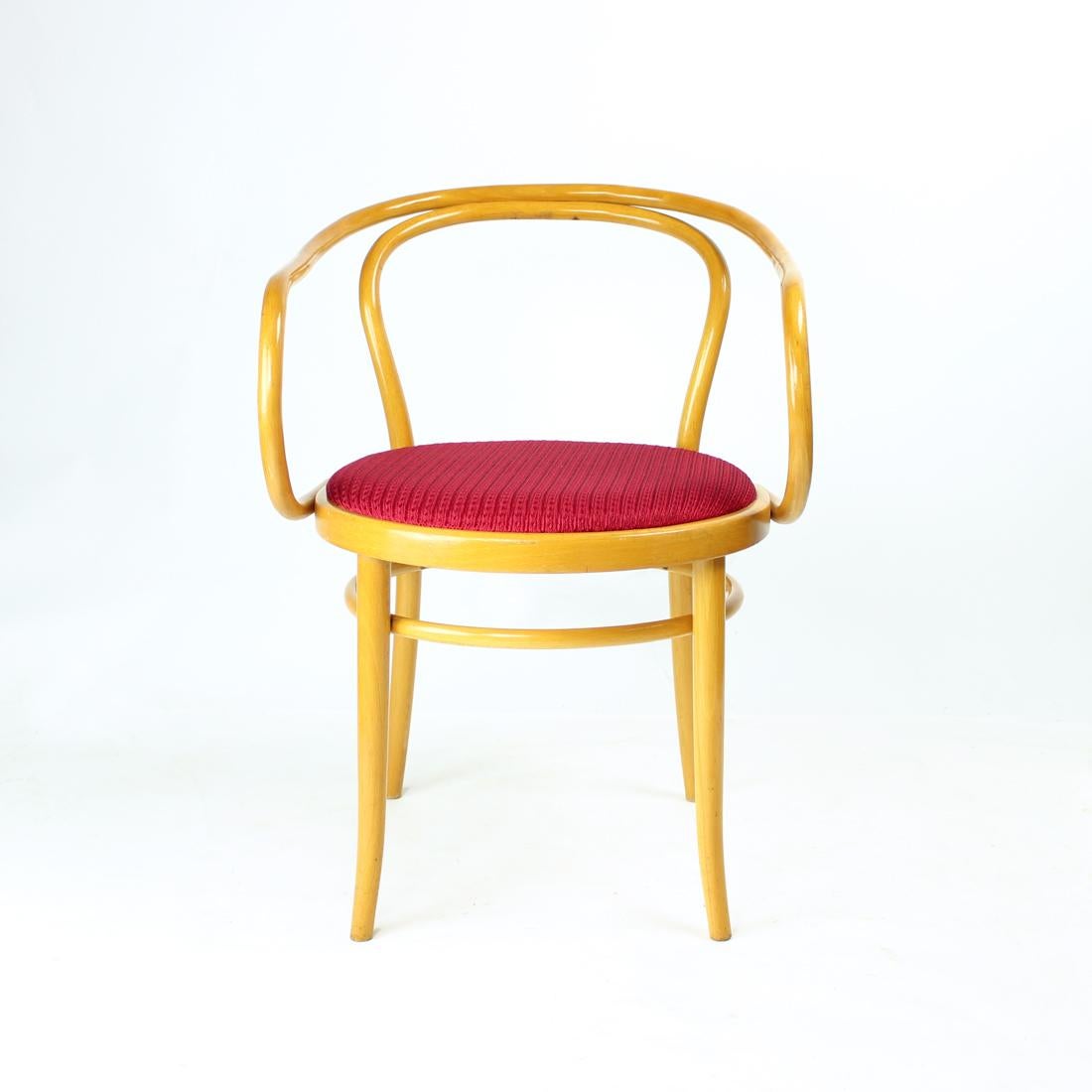 Iconic bentwood dining chairs type 30 by TON, original Thonet design. Produced in 1963, original label still attached. The chairs are a unique in their bentwood lines and elegant design. Original condition in blond oak wood and original red