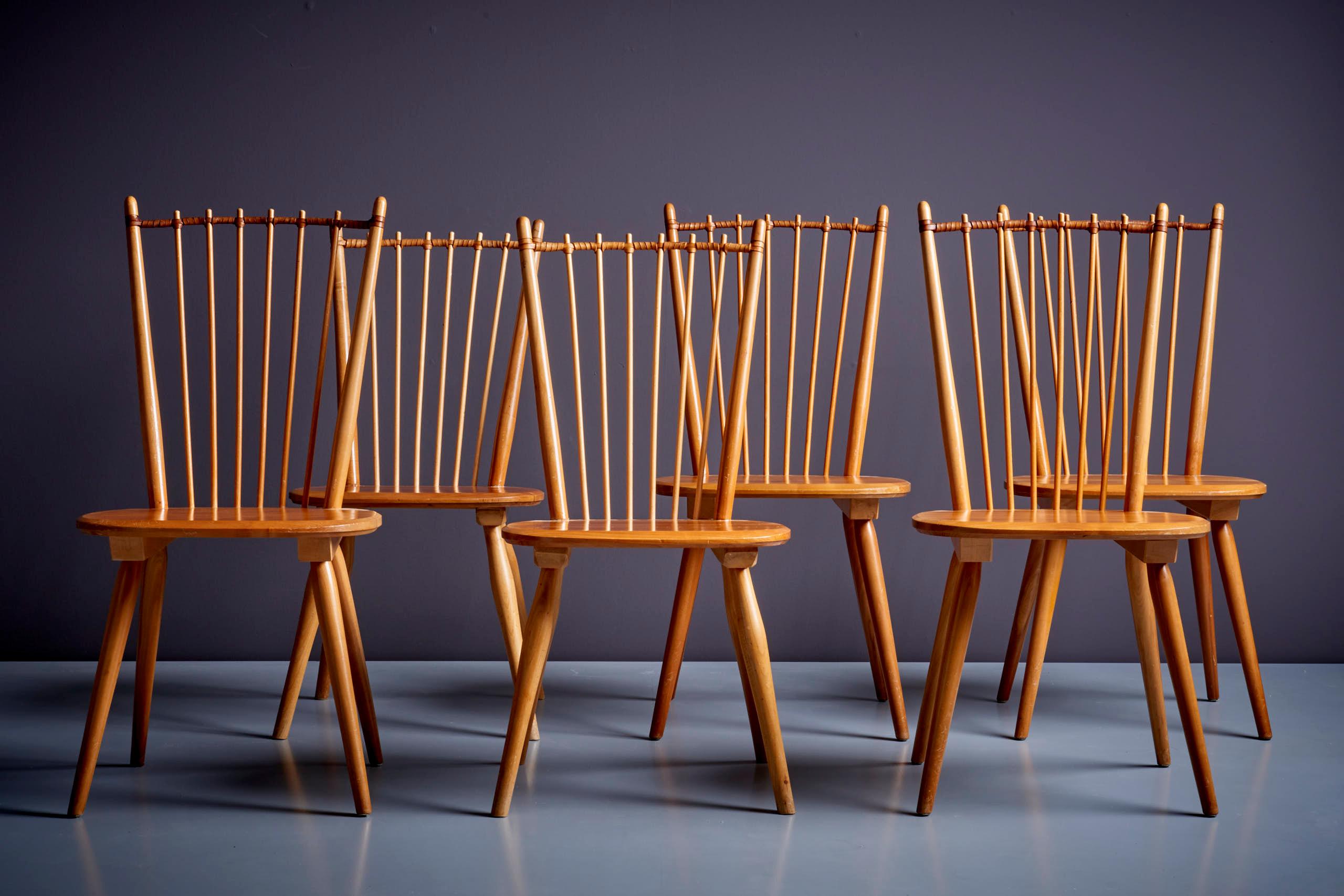 Ensemble de 6 chaises de salle à manger en bois, conçues dans les années 1950 par Albert Haberer et fabriquées par Hermann Fleiner.
Un beau détail est la liaison en cuir entre les broches qui confère au dossier à la fois force et souplesse.