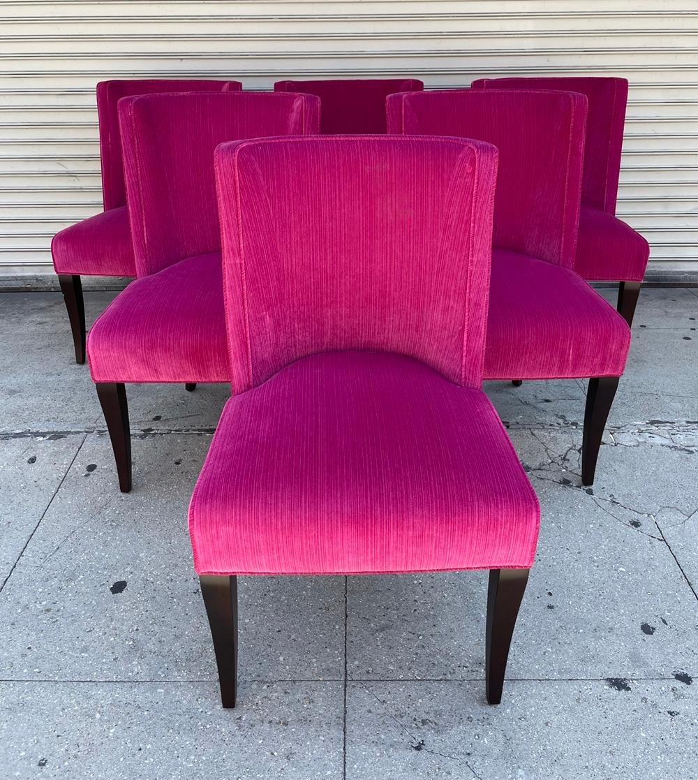 Voici l'exquis ensemble de 6 chaises de salle à manger par Ambella Home, USA 21st Century, un ajout parfait pour élever l'élégance et le style de votre salle à manger. Fabriquées avec la plus grande précision et le souci du détail, ces chaises