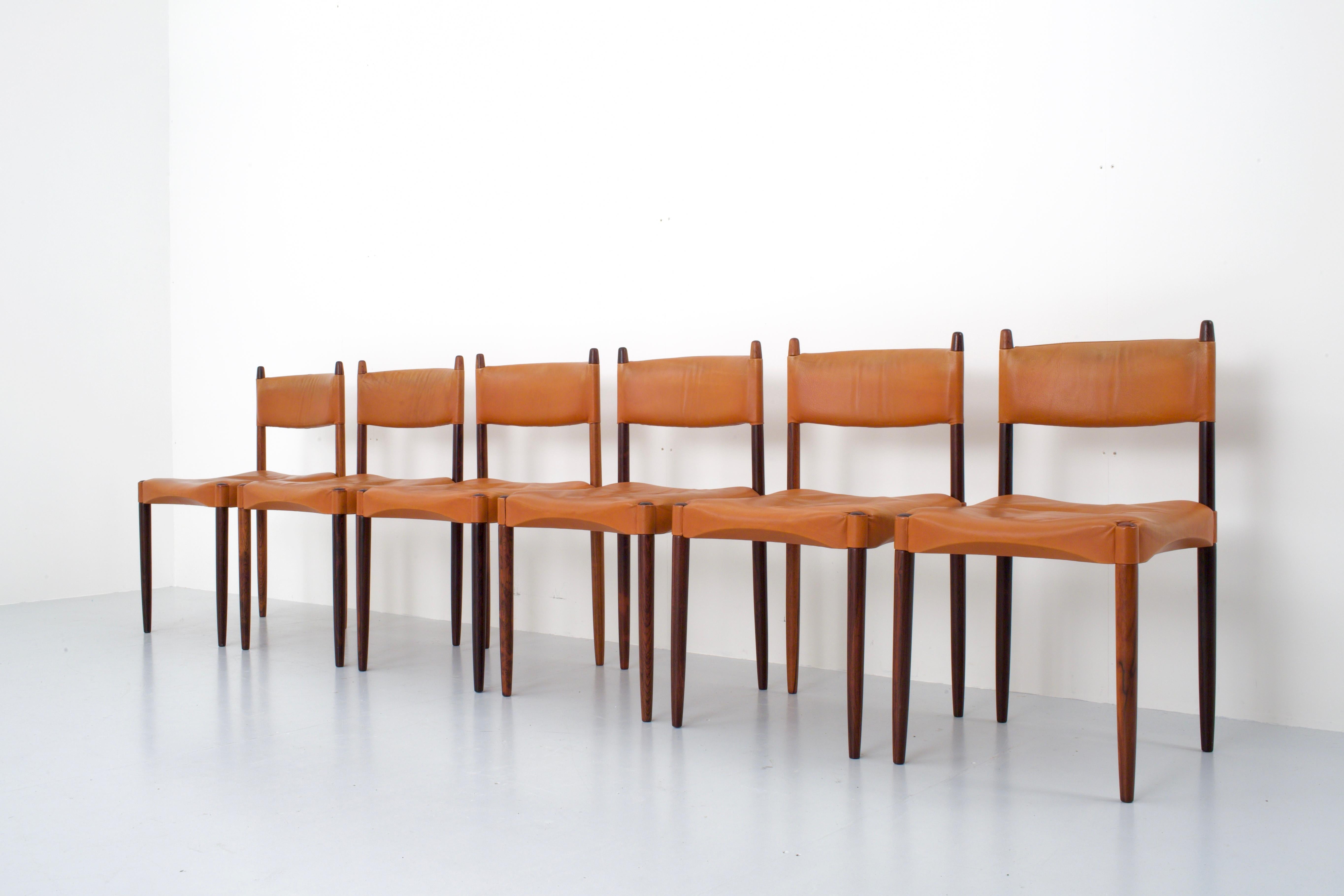 Satz von 6 Esszimmerstühlen von Anders Jensen aus Palisanderholz und Leder, Dänemark, 1960er Jahre (Moderne der Mitte des Jahrhunderts) im Angebot