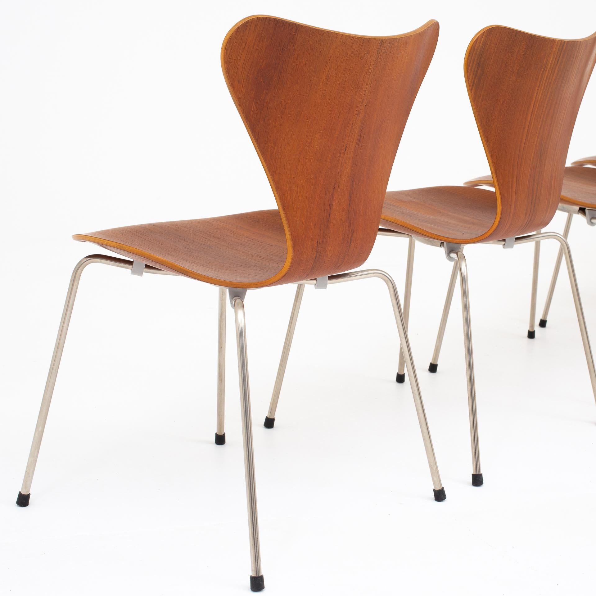 20th Century Set of 6 Dining Chairs by Arne Jacobsen
