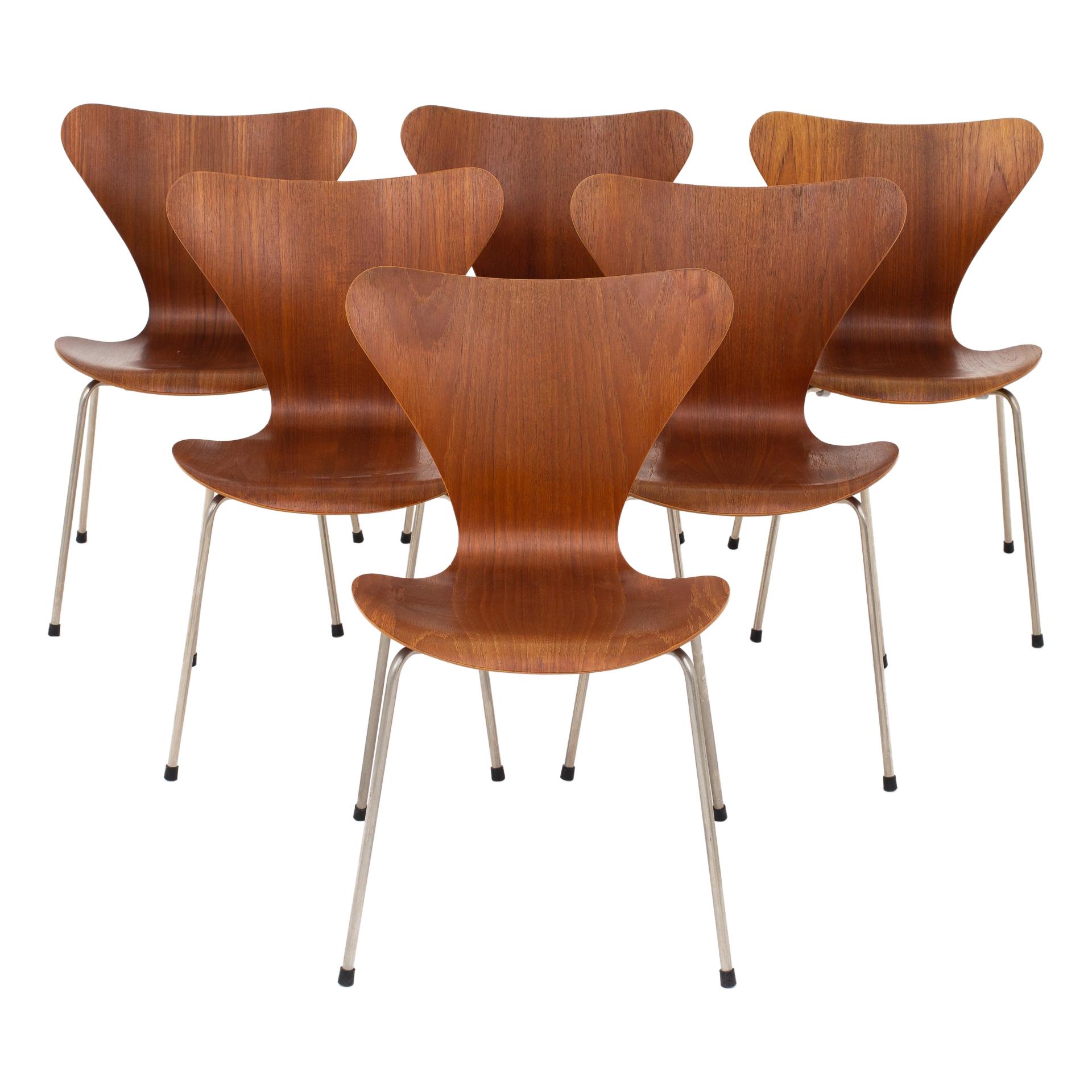 Set of 6 Dining Chairs by Arne Jacobsen