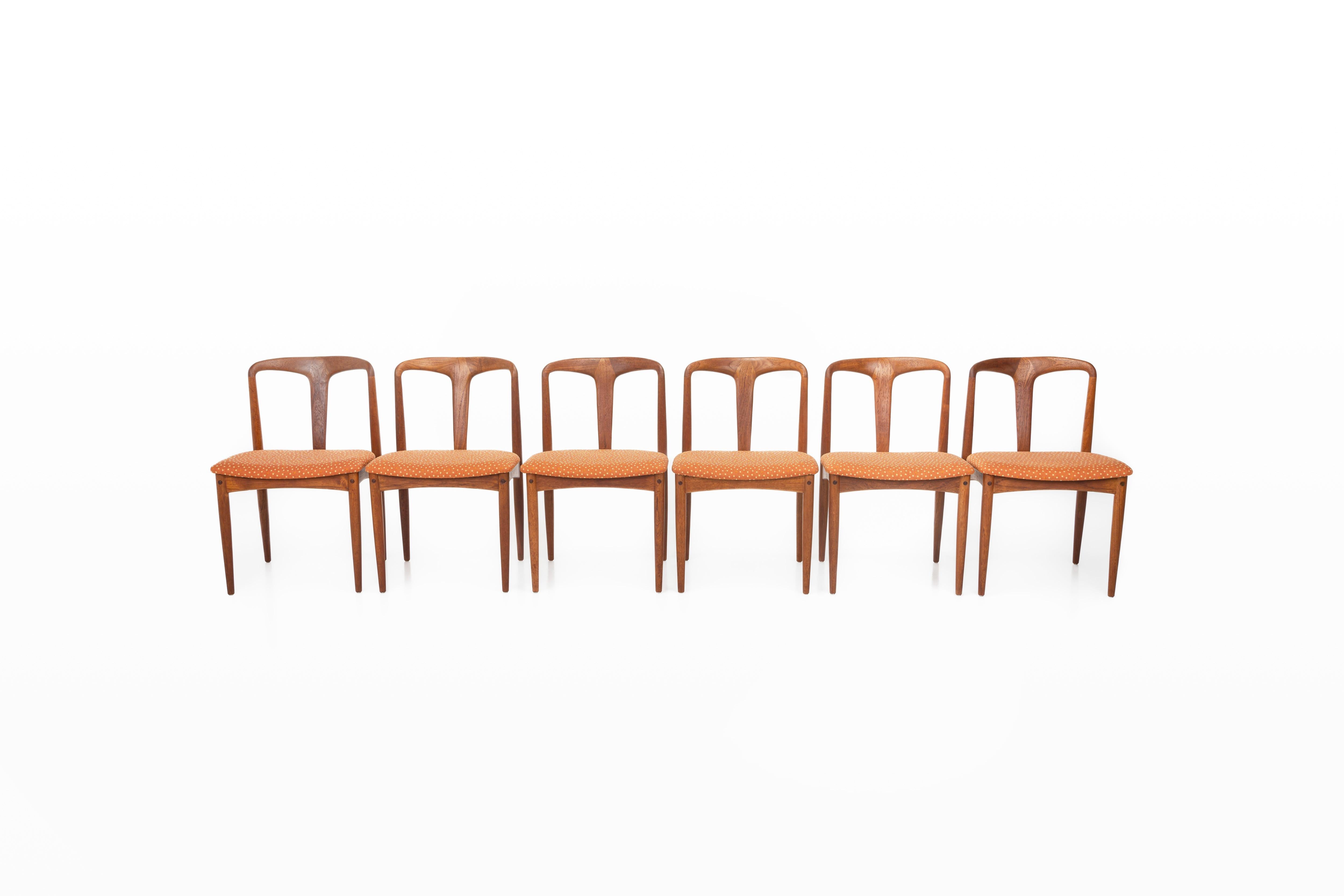 6 Stühle für das Esszimmer 'Juliane' im Vintage-Stil. Diese Stühle wurden von Johannes Andersen für die Uldum Møbelfabrik in Dänemark entworfen. Sie haben einen Rahmen aus Teakholz, einen orange gepunkteten Stoff und sind in sehr gutem Zustand.