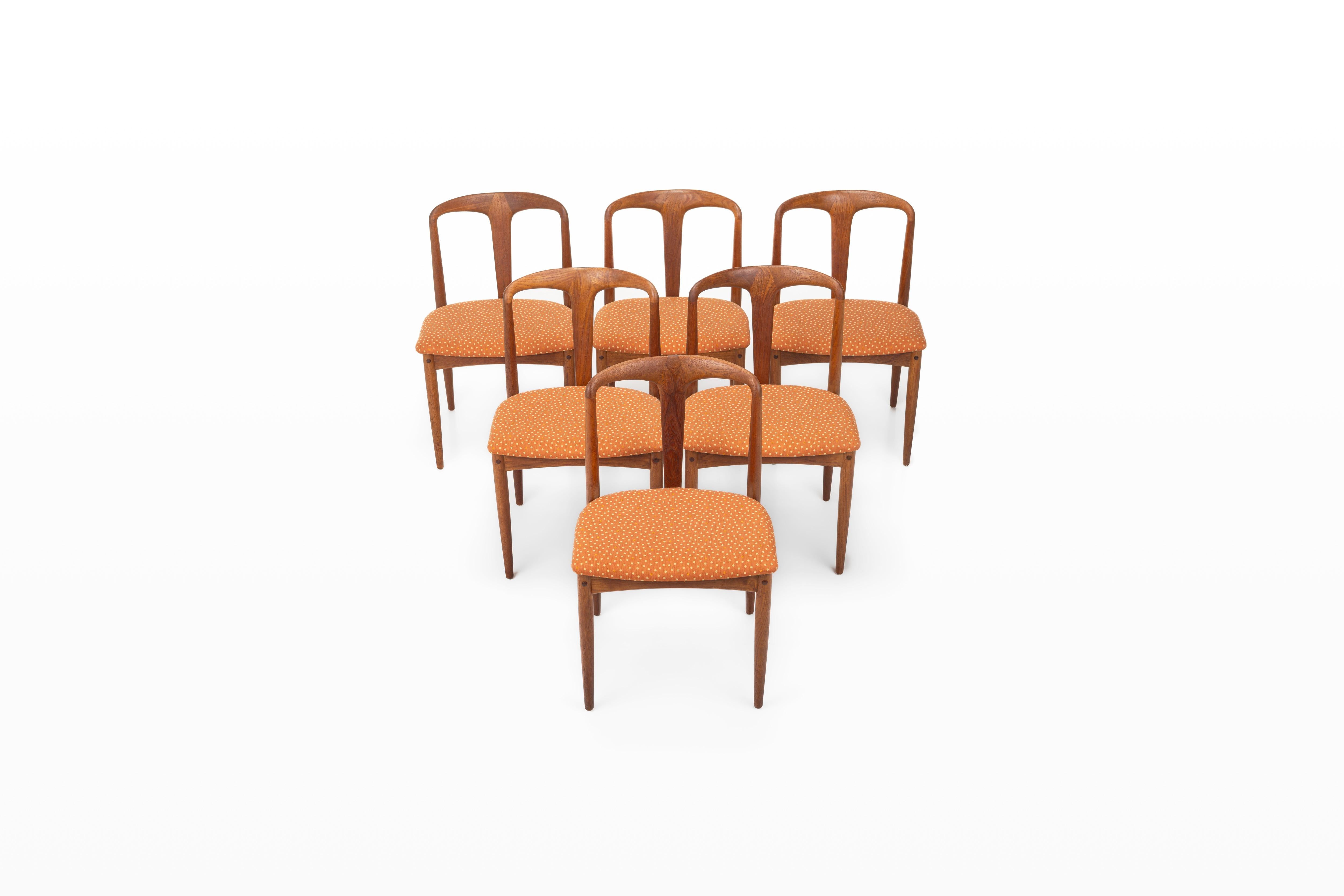 Scandinavian Modern Set of 6 dining chairs by Johannes Andersen for Uldum Møbelfabrik in Denmark 196 For Sale
