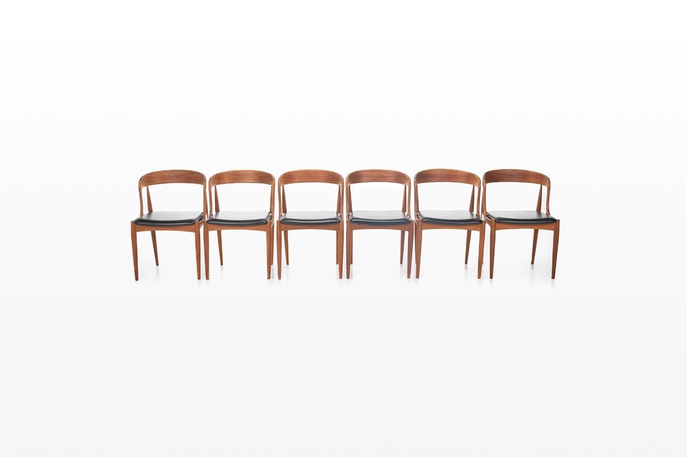 Set of 6 vintage dining room chairs. These chairs are designed by Johannes Andersen for Uldum Møbelfabrik in Denmark. They have a teak frame and the black seating.