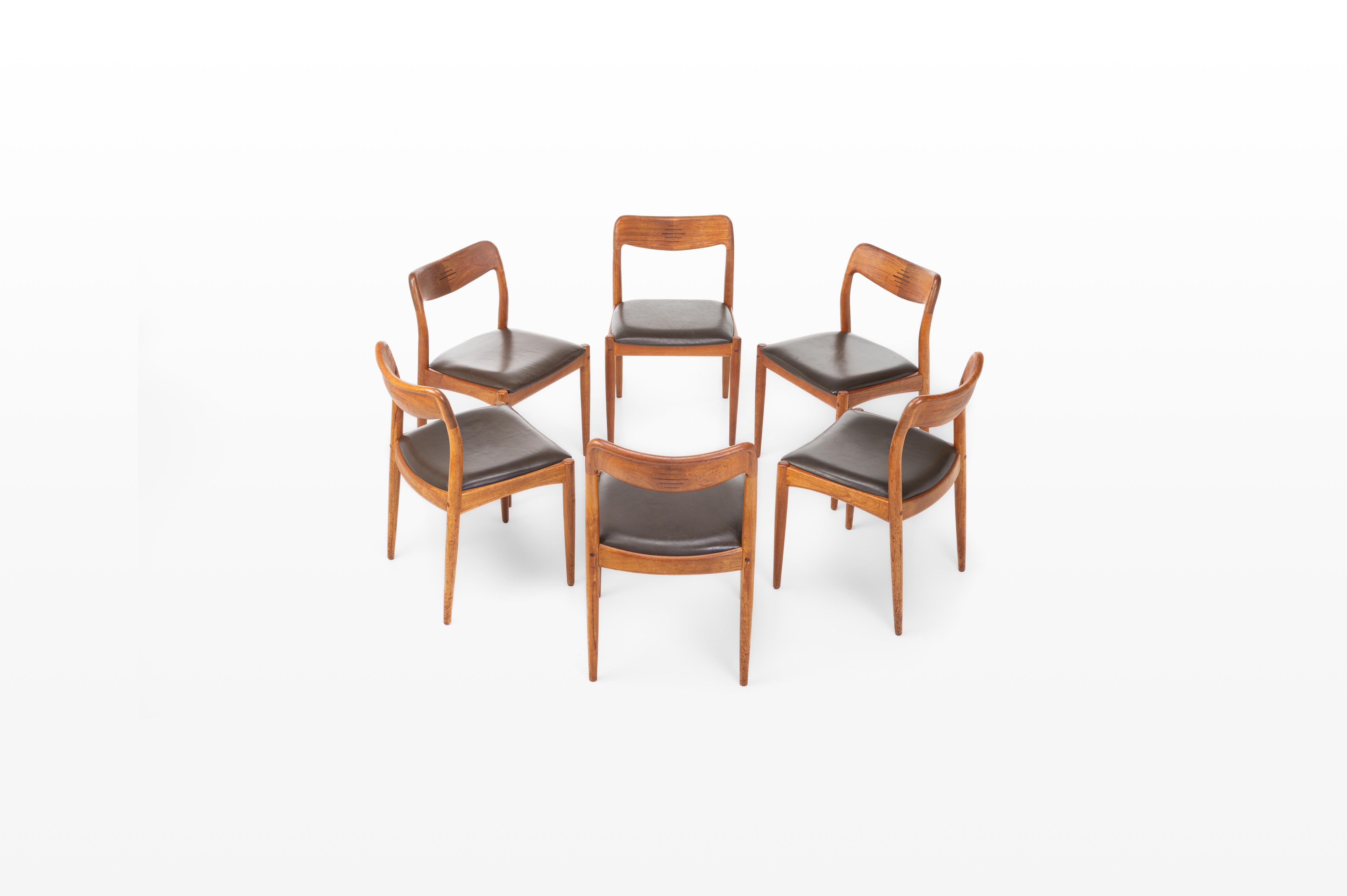 Ensemble de 6 chaises de salle à manger vintage conçues par Johannes Andersen pour Uldum Møbelfabrik au Danemark dans les années 1960. Fabriqué en bois de teck avec de jolis accents de bois de rose. Ils ont leur cuir marron d'origine et sont en très