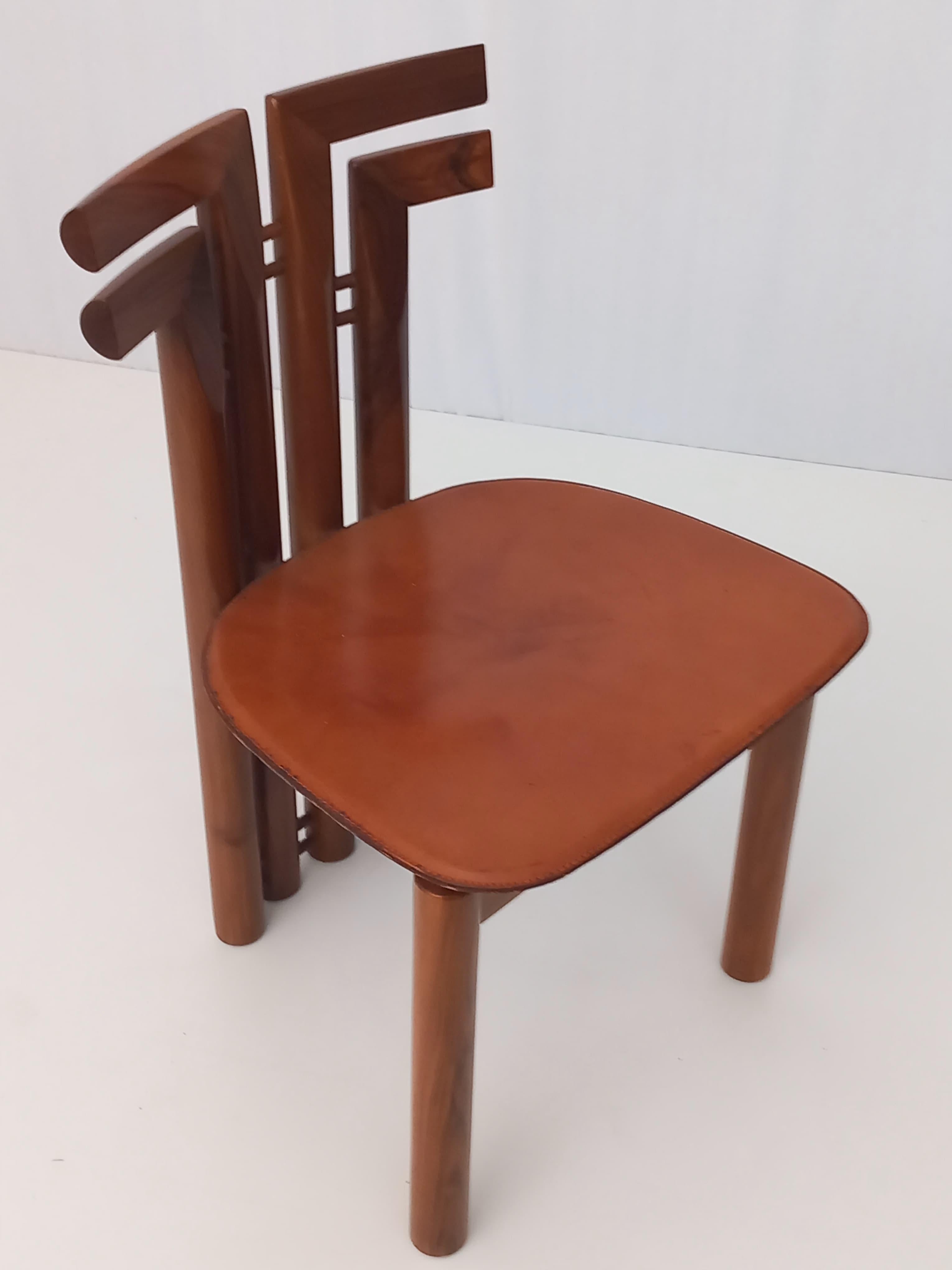 Rehaussez votre salle à manger avec cet ensemble exquis de 6 chaises de salle à manger, conçu par le célèbre designer italien Mario Marenco et produit par Mobilgirgi dans les années 1970. Exemple frappant de l'artisanat du milieu du siècle, ces