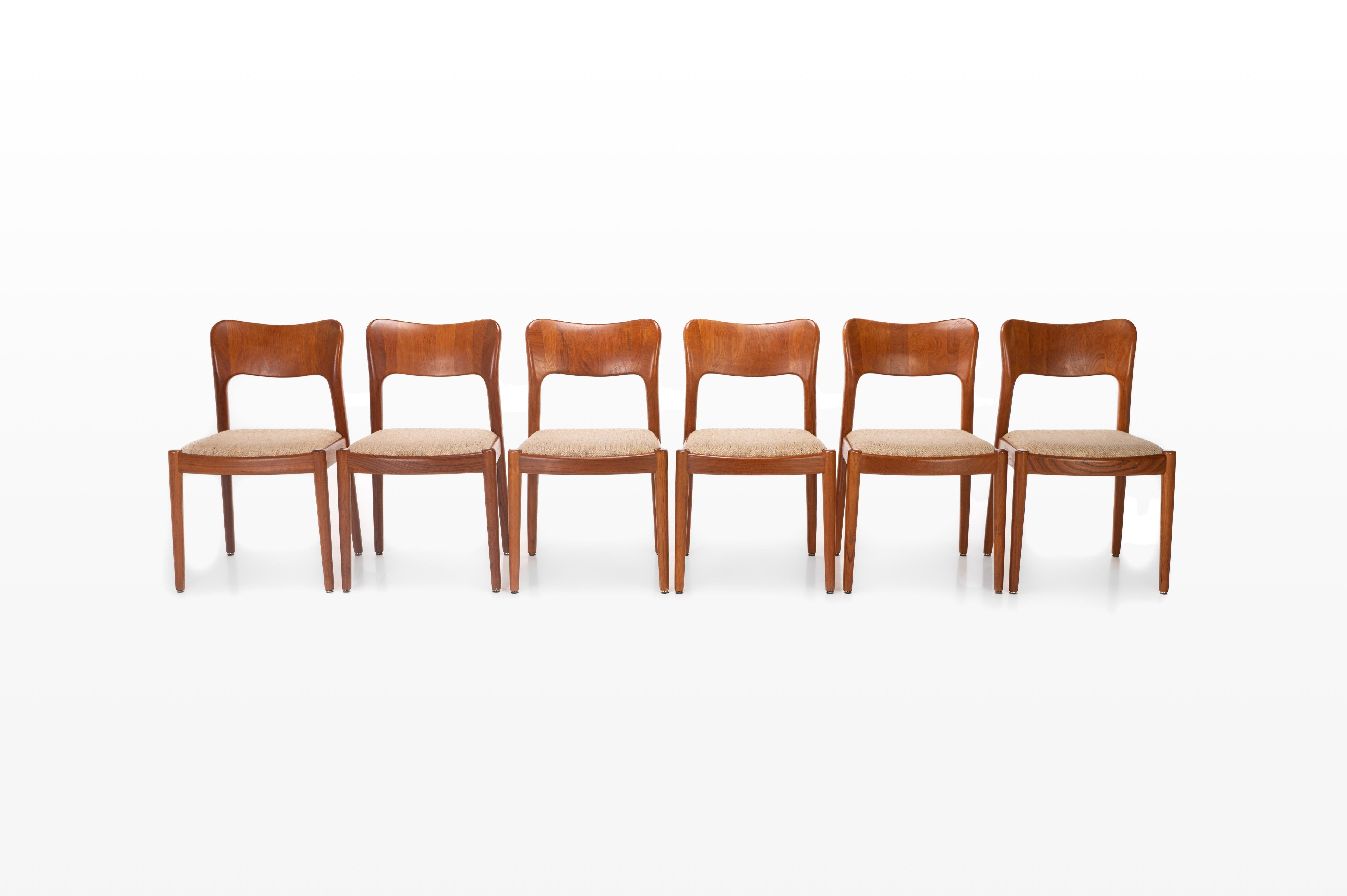 Set of 6 vintage dining chairs designed by Niels Koefoed for Hørnslet Møbelfabrik, Denmark. The chairs have a teak frame and beige wool upholstery.
 