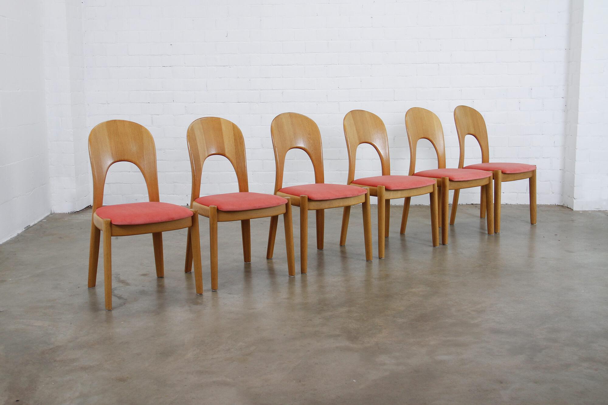 Designed by Niels Koefoed for Hørnslet Møbelfabrik, Denmark. Set of 6 dining chairs with oak frames and a new velvet upholstery.
 