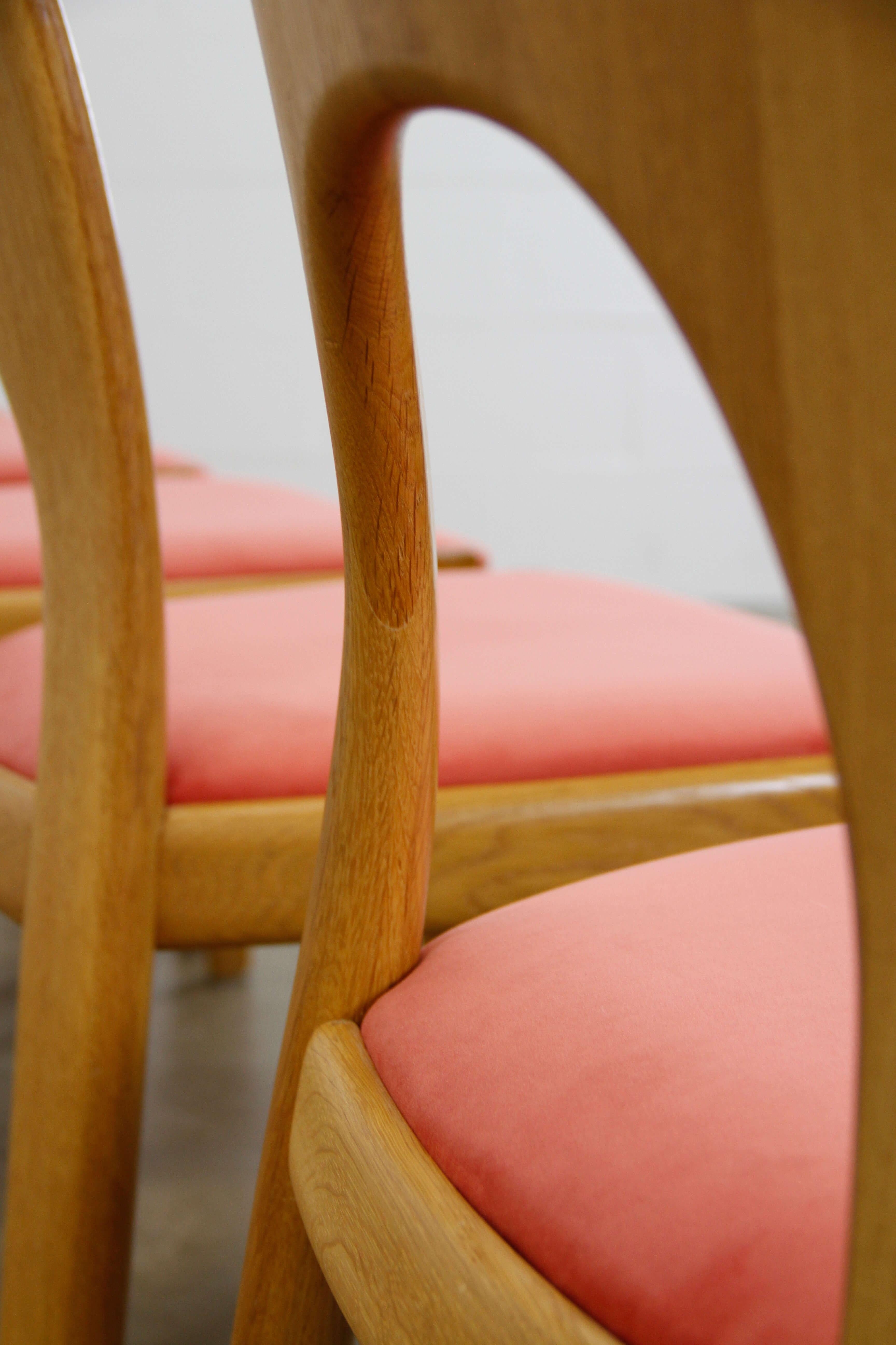 Scandinavian Modern Set of 6 Dining chairs by Niels Koefoed in Oak and Pink Velvet